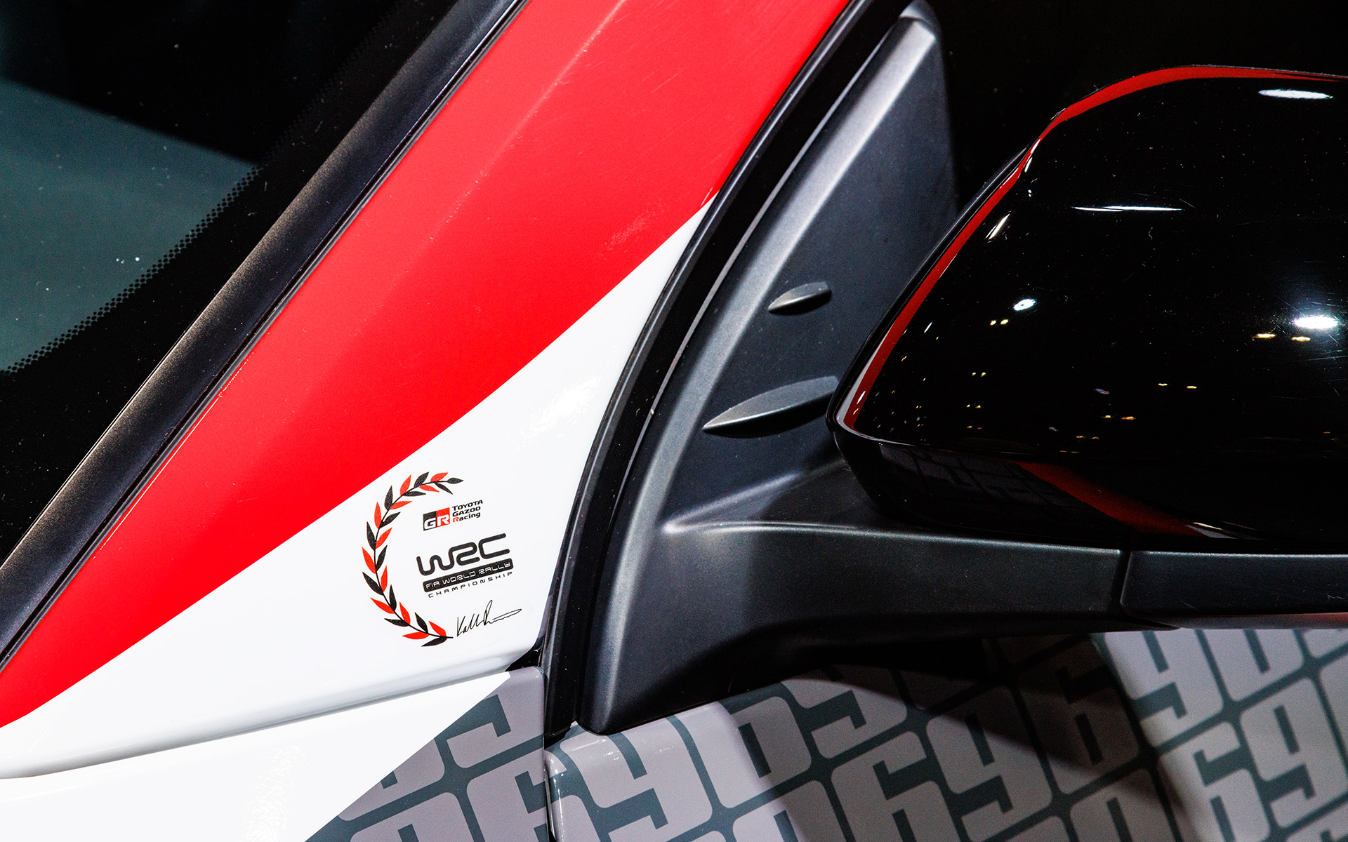 ドアミラー前にステッカーが付く