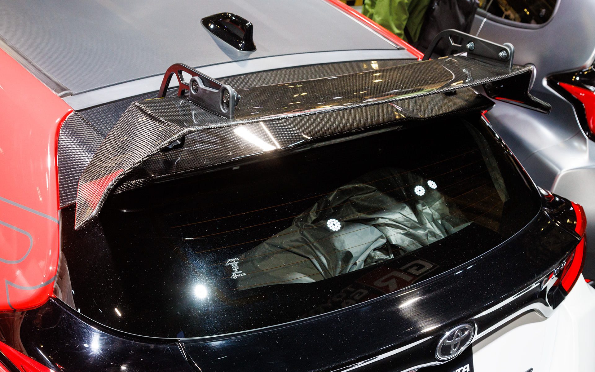 スワンネックタイプの大型リアスポイラーを装着