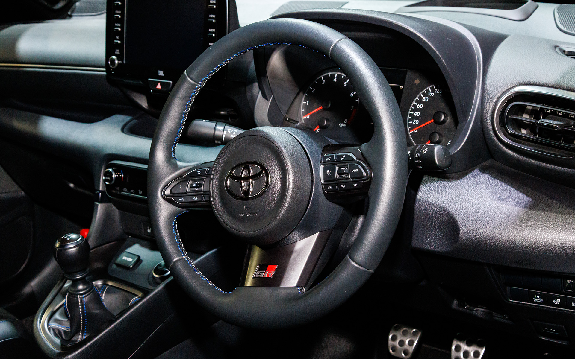 ステアリングのステッチはブルーとホワイト