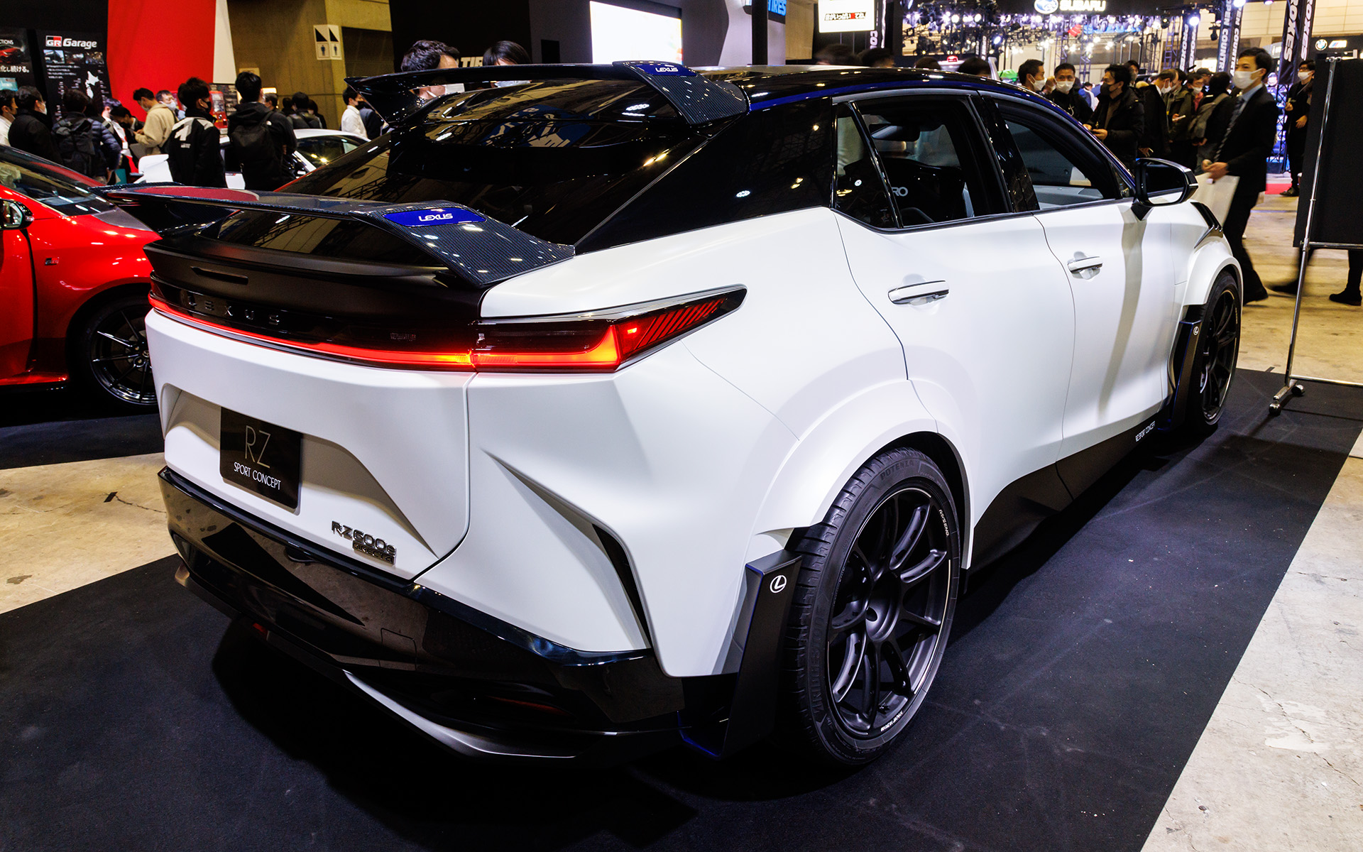 レーシングドライバー佐々木雅弘選手がBEVでもカスタマイズが楽しめることを目指してプロデュース。格好良さを重視してワイド（90mm）＆ロー（30～40mmダウン）を極めている