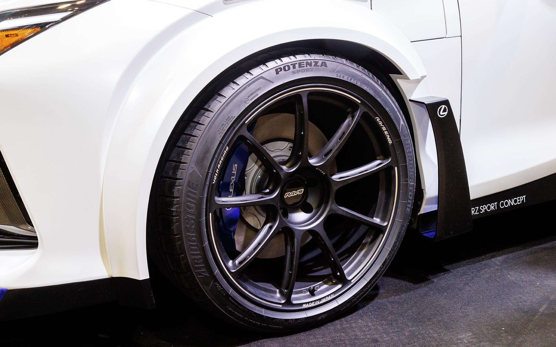 タイヤはフロント235、リア255から295サイズに。片側45mmワイドのオーバーフェンダーと「ツライチ」になることを追求