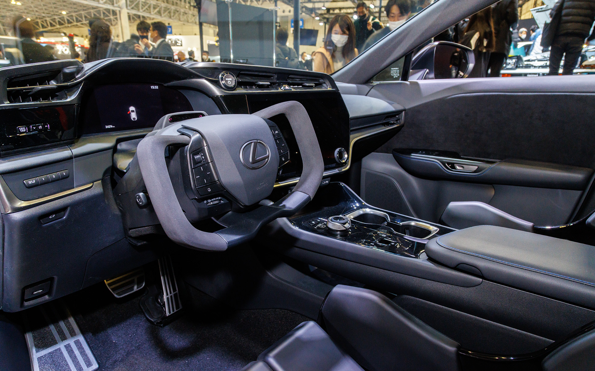 ステアリングはステアバイワイヤによる異形（ワンモーショングリップ）タイプ