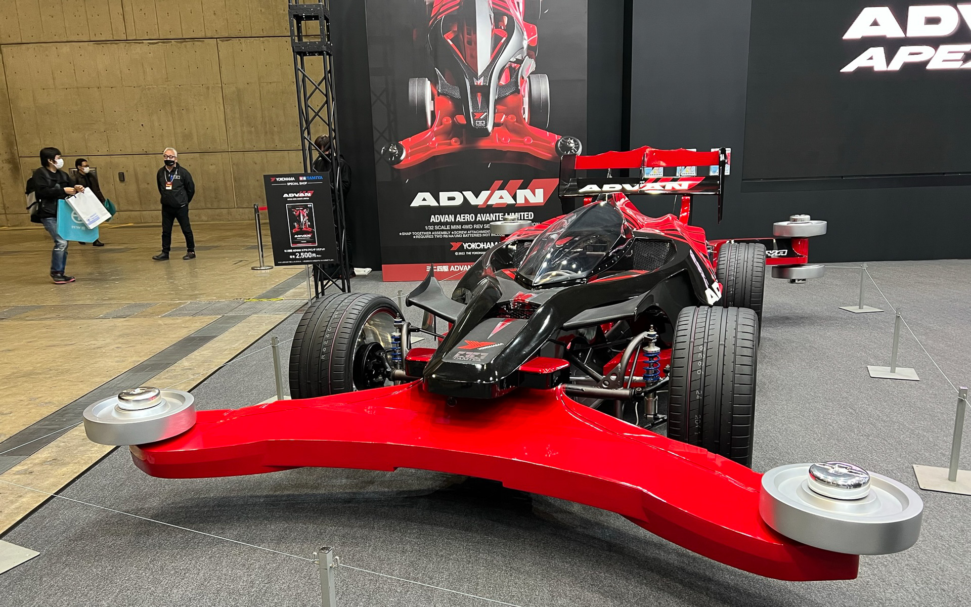 横浜ゴムブースに展示されていた1/1 ミニ四駆「ADVAN エアロ アバンテ リミテッド」。とにかく巨大で迫力がある