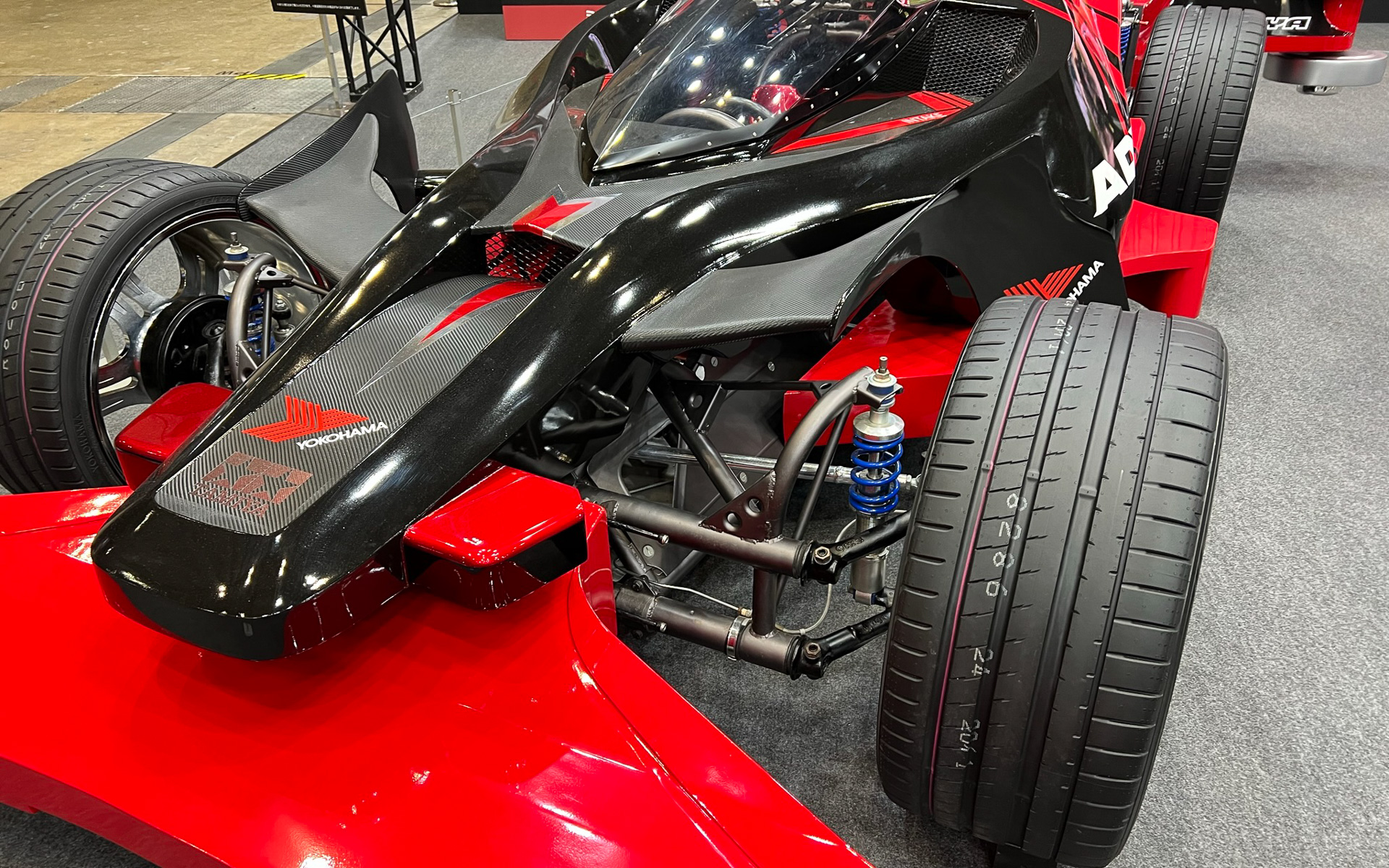 1/1 ミニ四駆「ADVAN エアロ アバンテ リミテッド」は、ADVAN Sport V107を装着