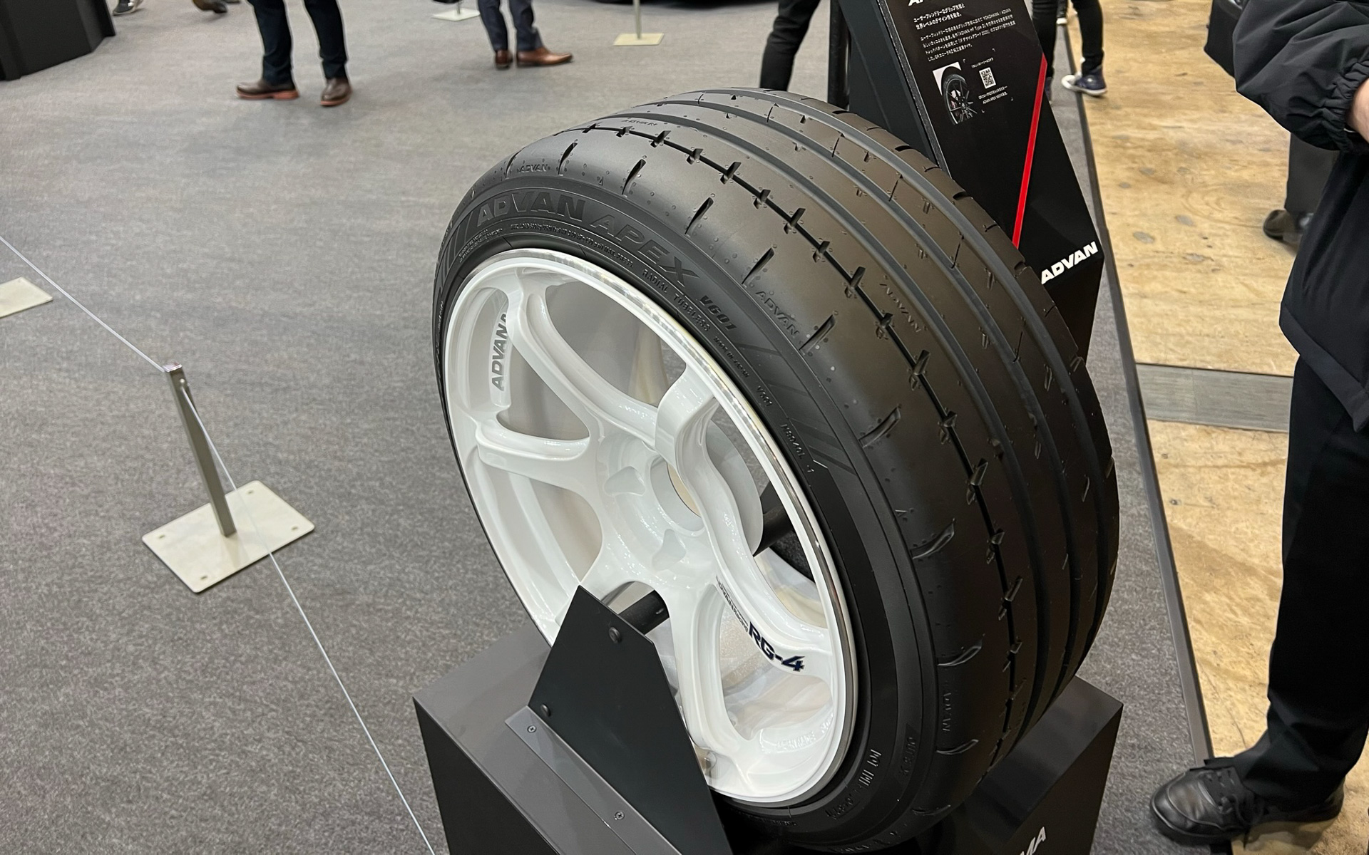 GRカローラとともに展示されている最新製品「ADVAN APEX V601」