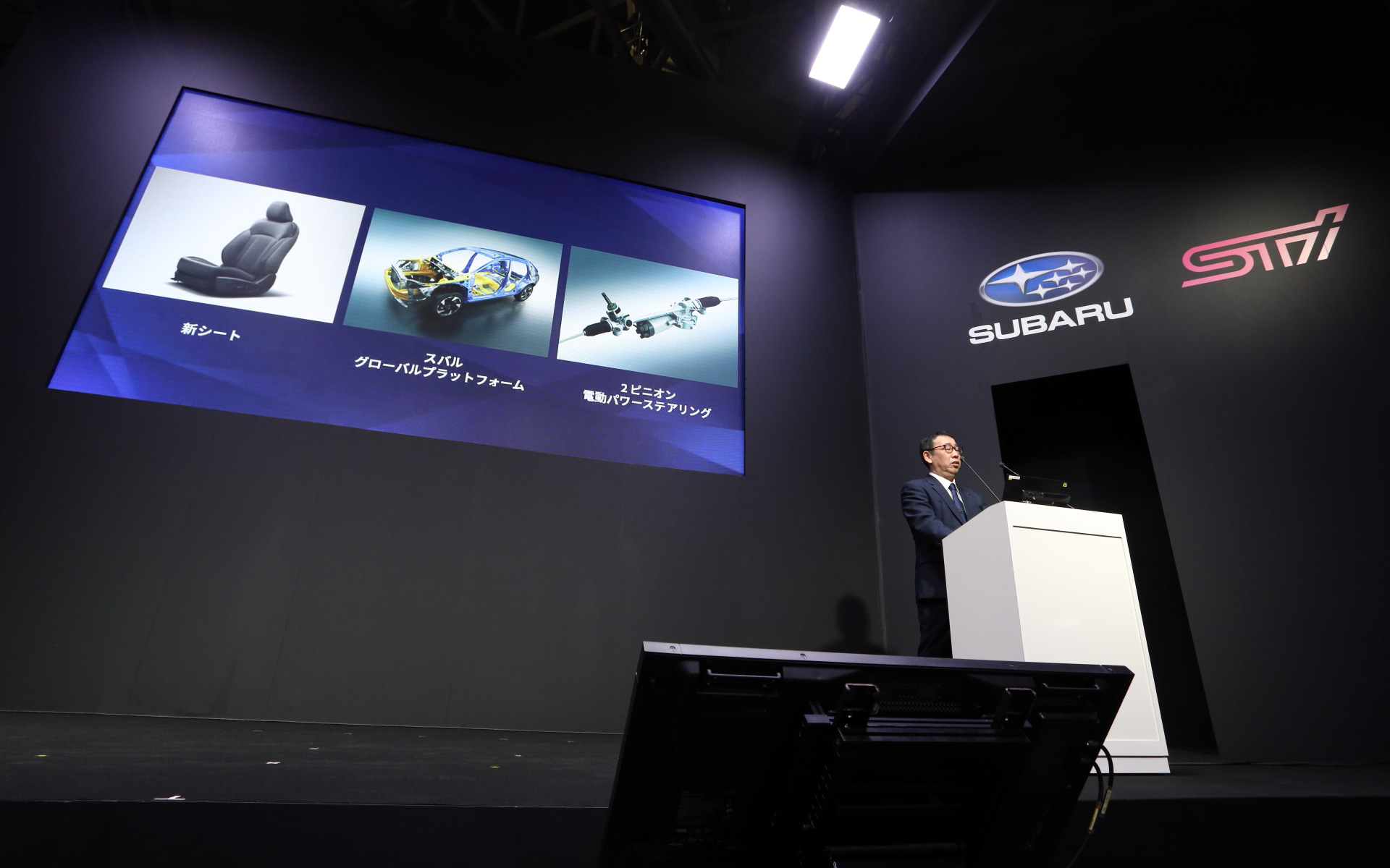 プレスカンファレンスで新型インプレッサの説明をするSUBARU商品企画本部プロジェクトマネージャー 毛塚紹一郎氏