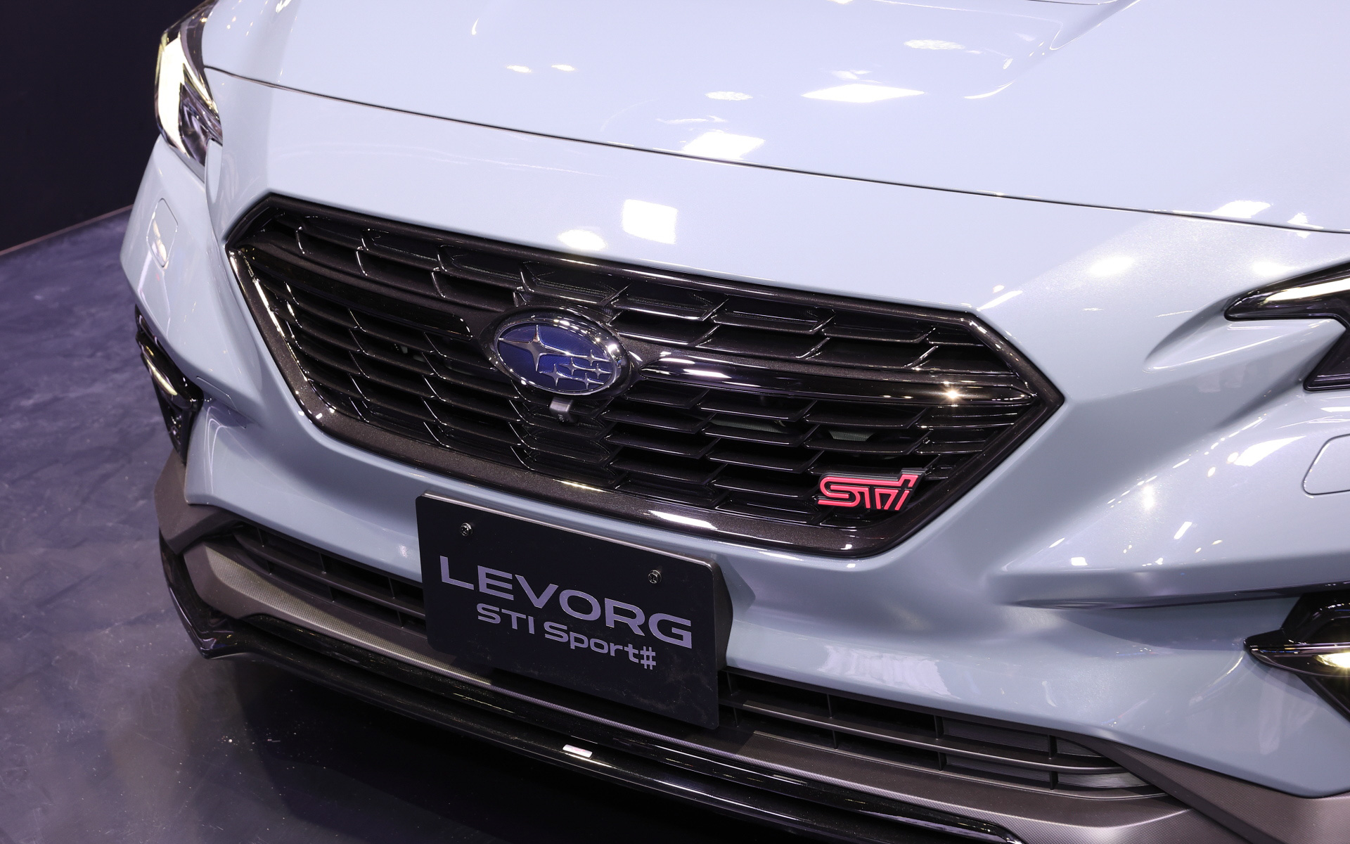 ダークグレーシリカ塗装のフロントグリル/スカート部ブラック塗装のフロントバンパー