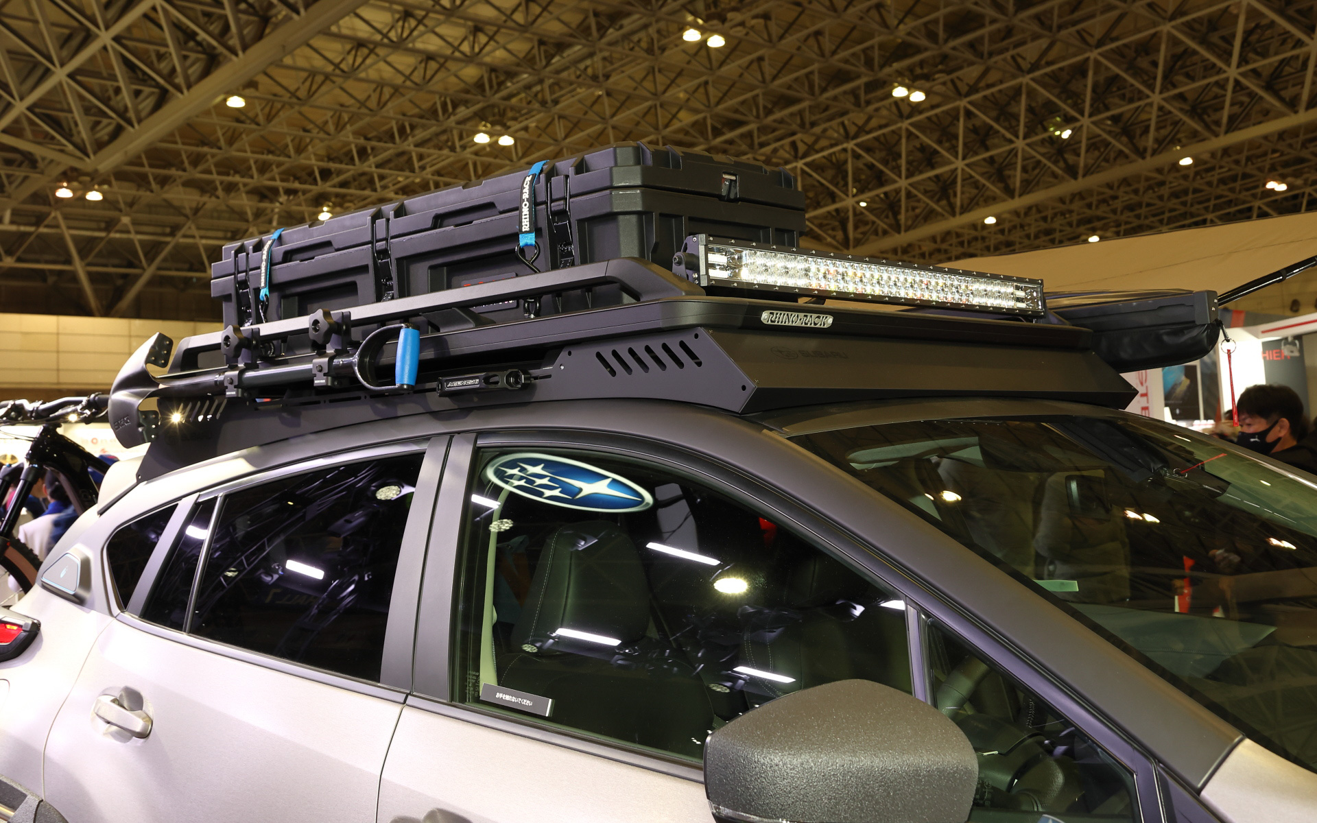 ルーフラックとルーフの隙間を埋め一体感を演出する