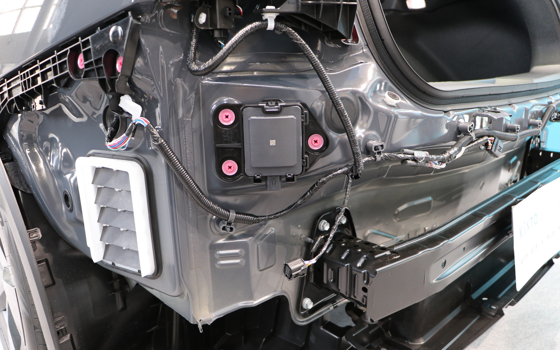 配線もリアフェンダー付近にジョイントがあり、そこから交換するだけと大幅に作業時間が短縮できるという