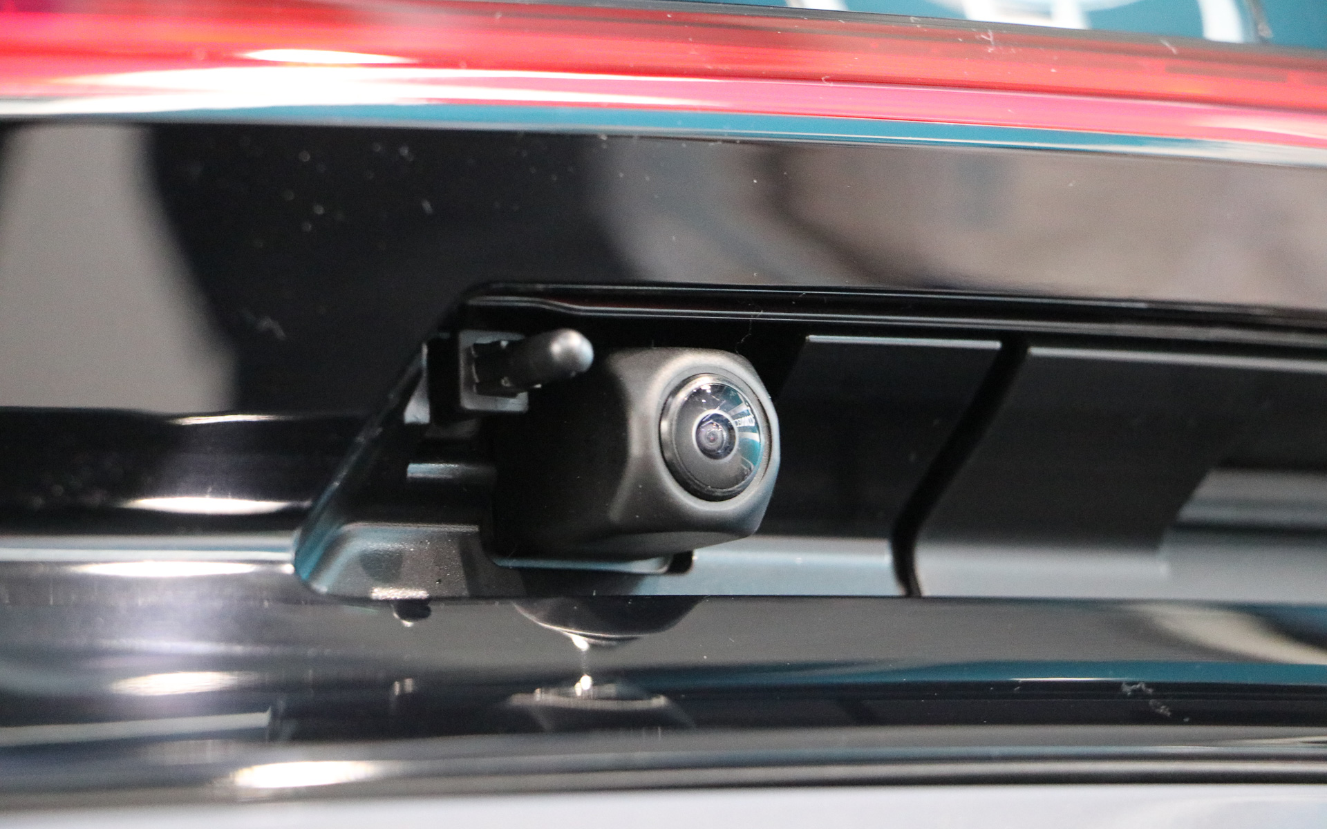 PVM（パノラミックビューモニター）に必要となるカメラ。リアカメラには泥など簡単な汚れを落としてくれるウォッシャーノズルが完備されている