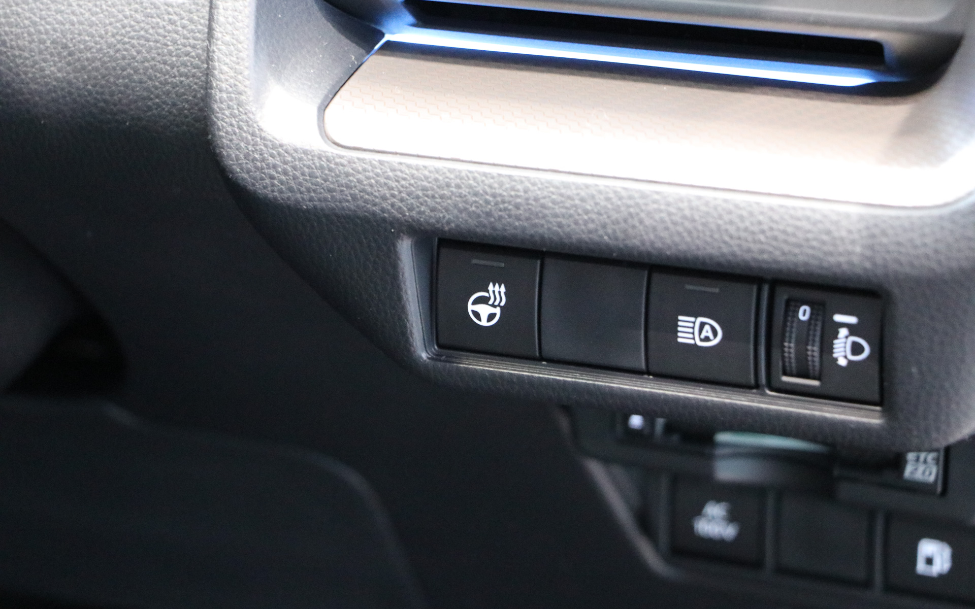 冬の寒い朝に重宝するステアリングヒーター。オーナーが寒いエリアに引っ越した場合でも、あとからでも追加できるのはありがたい仕組み