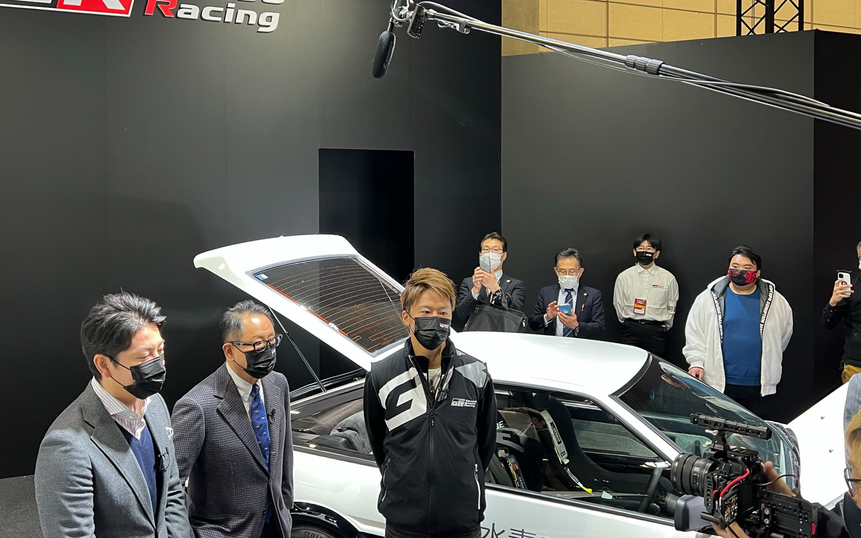 会場訪問は自社のブースから。まずは水素ハチロクの前で撮影開始