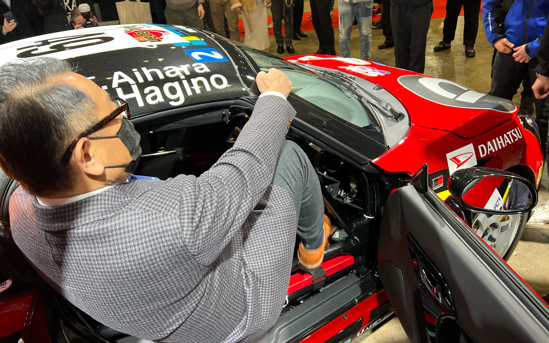 ダイハツブースではコペンのラリーカーに試乗。ロールケージを乗り越え乗るのは、モリゾウ選手としてお手のもの？