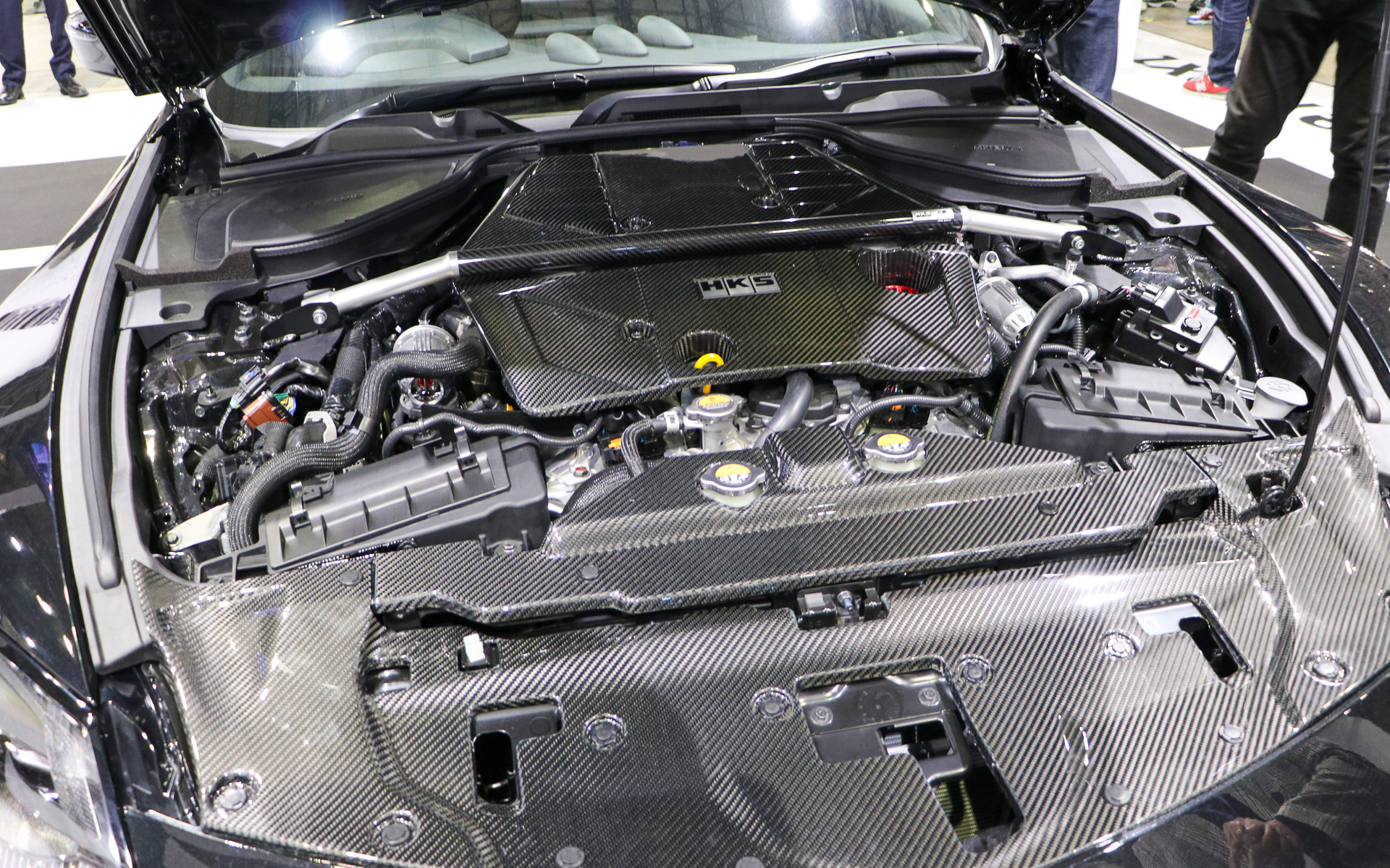 カーボン製のカバー類やカーボンブレースは開発中のもの