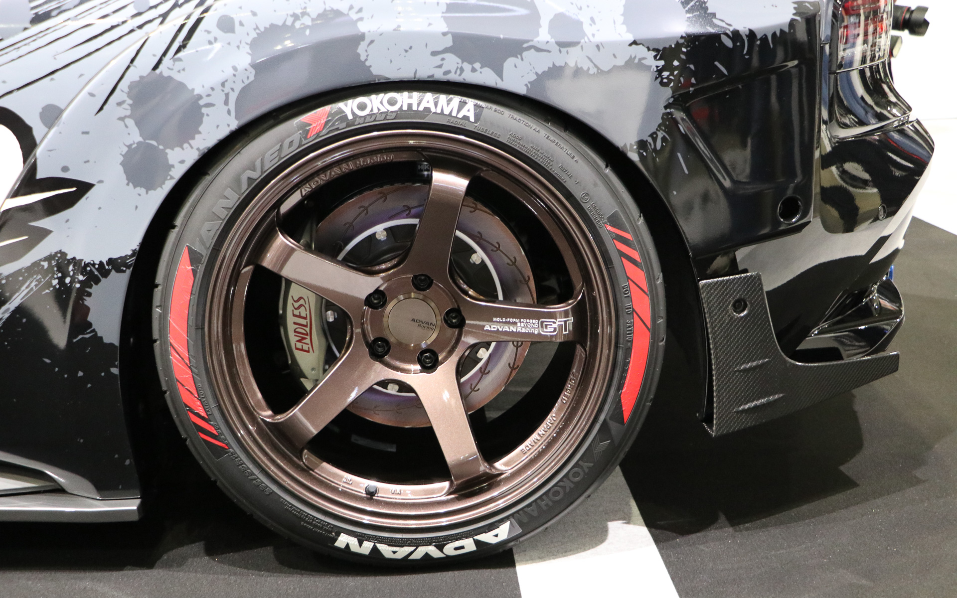 装着タイヤは横浜ゴムのアドバン ネオバAD09（サイズは285/35R19）