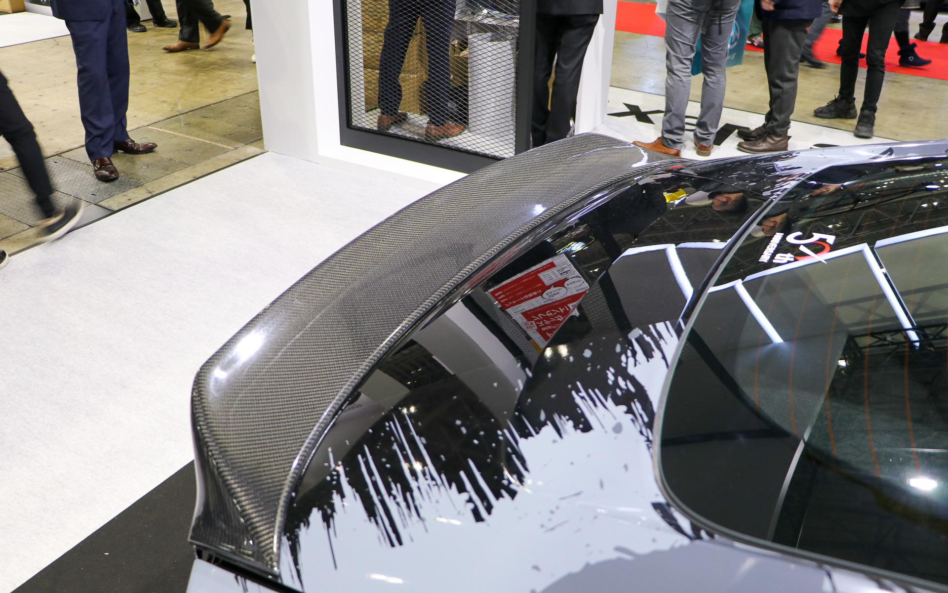 小ぶりなテールスポイラーも装着