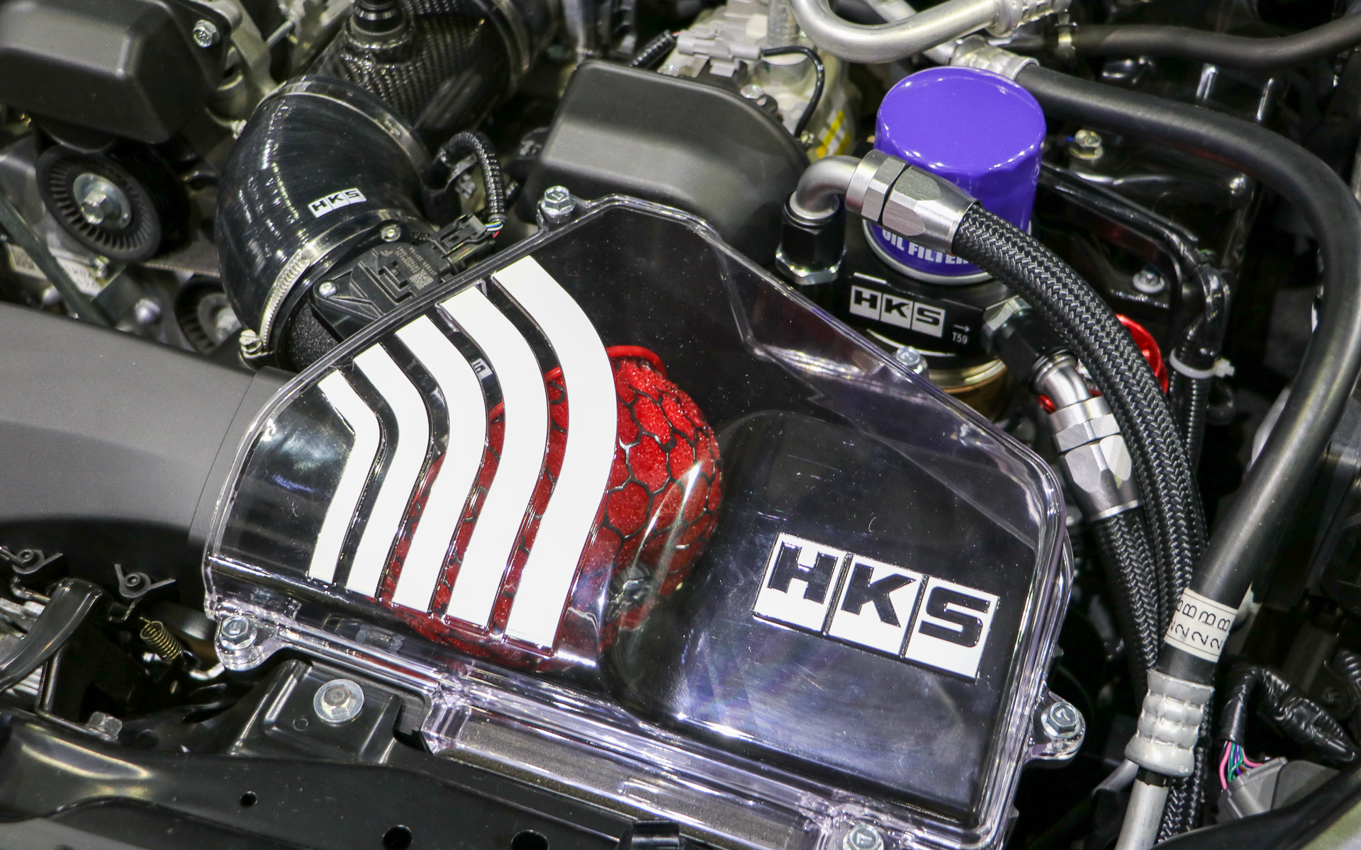 エンジンはNAのまま。COLD AIR INTAKE KITは、あえて半透明にして内部のエアクリーナーが見えるようにしたという