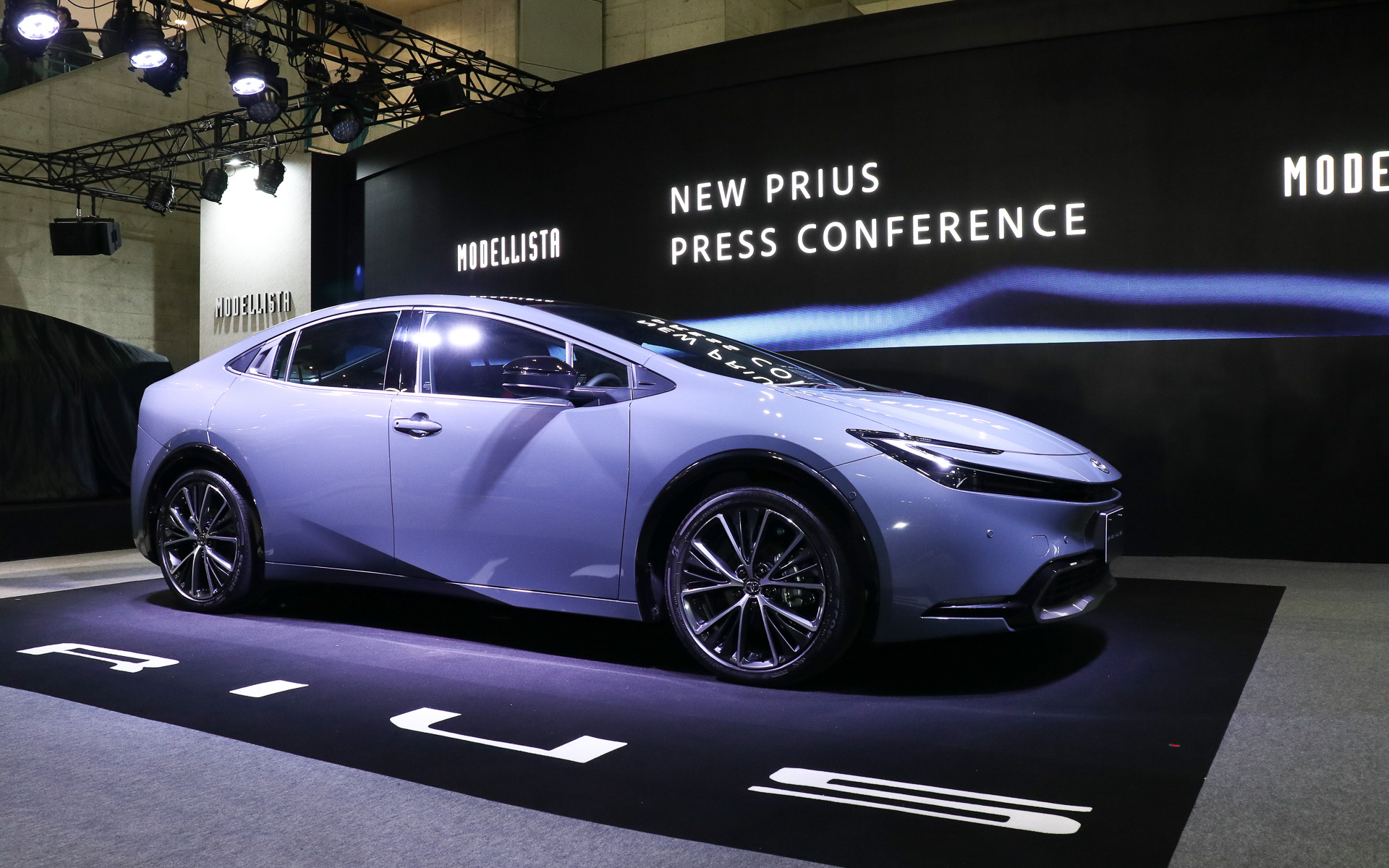 ブース中央に配置されたノーマルのプリウス