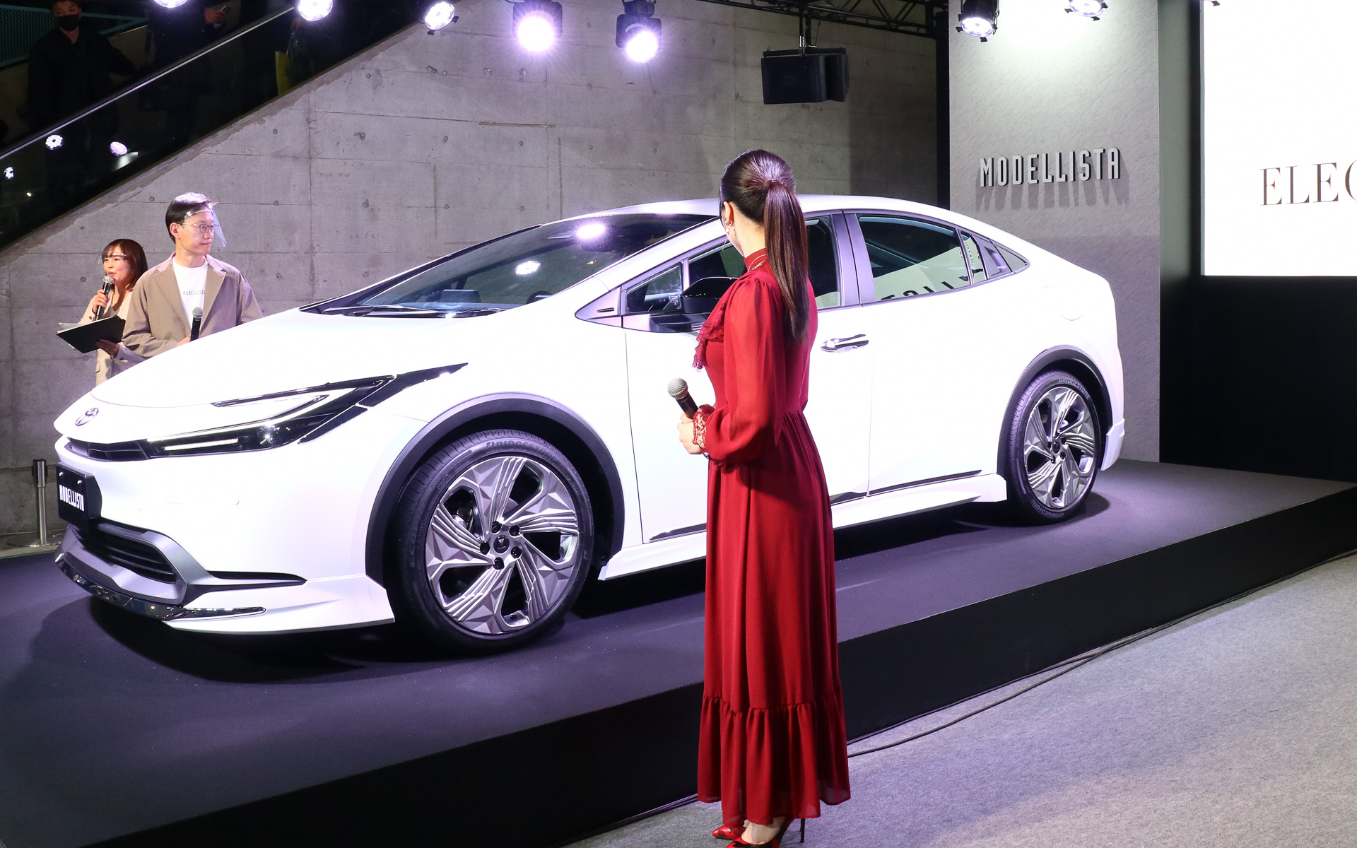 ELEGANT ICE STYLEと、そのデザインを確認する本田望結さん