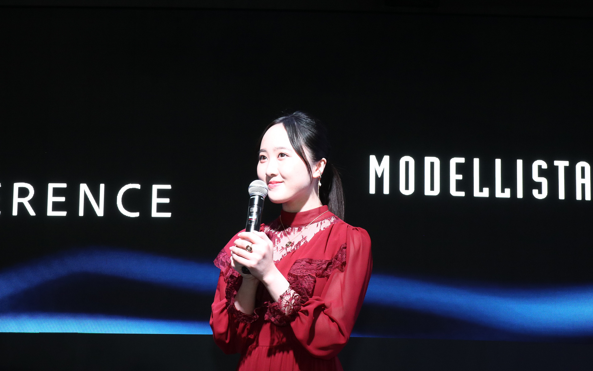 本田望結さんの登場で、ブースの前は大勢の人が取り囲んだ