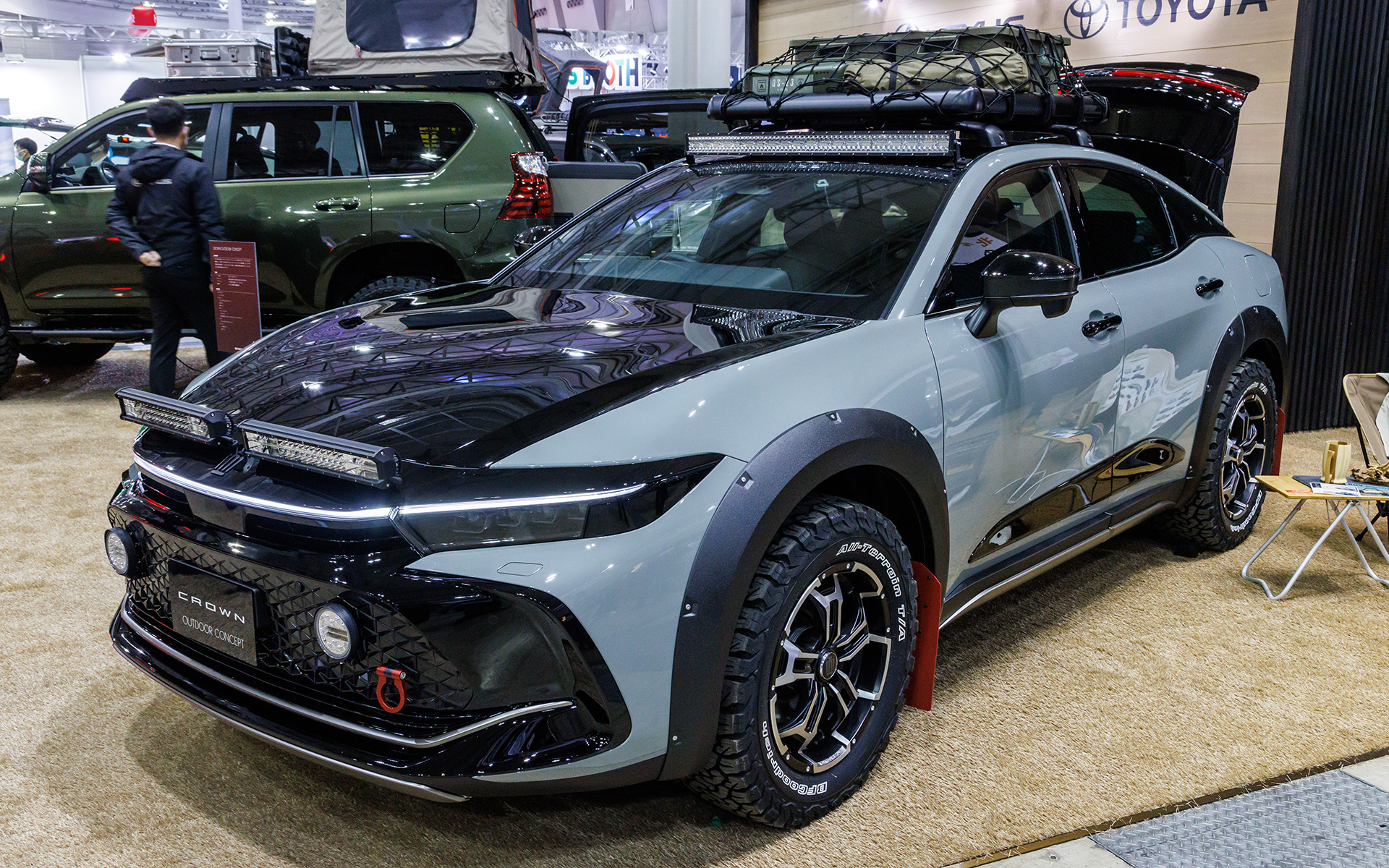 50mmアップの車高とオーバーフェンダーに大径のA/Tタイヤが意外なほどマッチ。ただ、現状ではスタイリングのみで「走りに関しては反響を踏まえて」とのこと