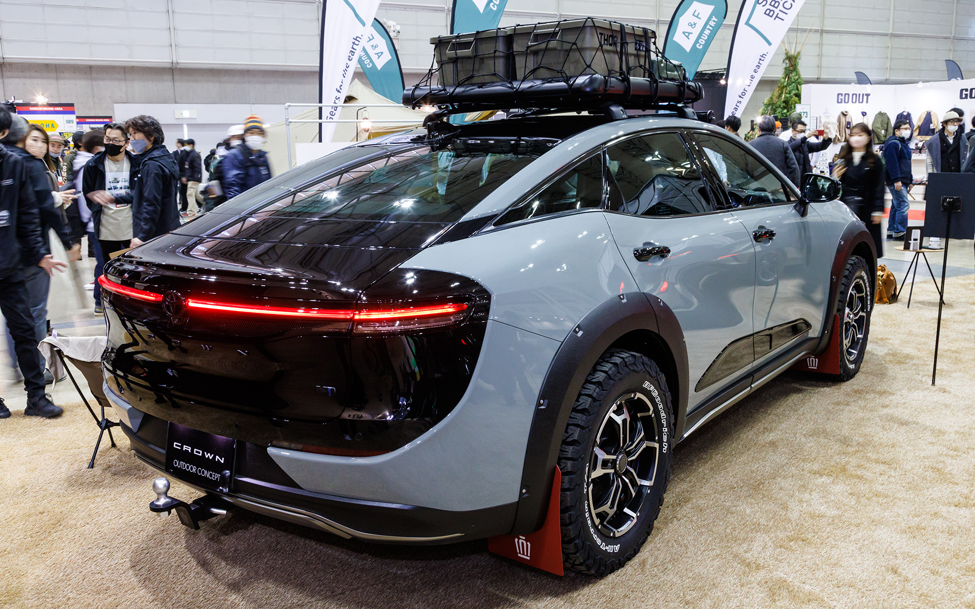 50mmアップの車高とオーバーフェンダーに大径のA/Tタイヤが意外なほどマッチ。ただ、現状ではスタイリングのみで「走りに関しては反響を踏まえて」とのこと