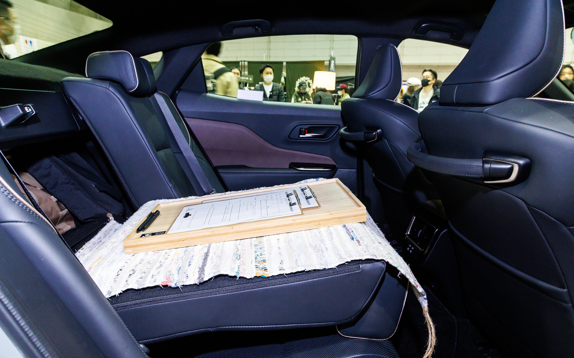 リアシートは国内仕様には存在しない6：4分割可倒式（北米仕様）に変更