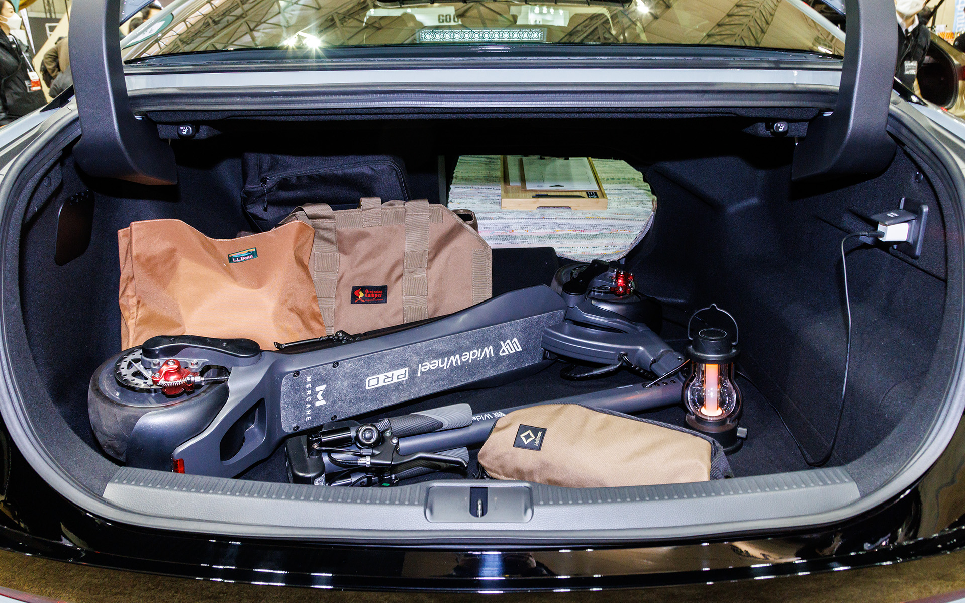 広いトランクルームにはAC100Vコンセントが用意されているのも実用的