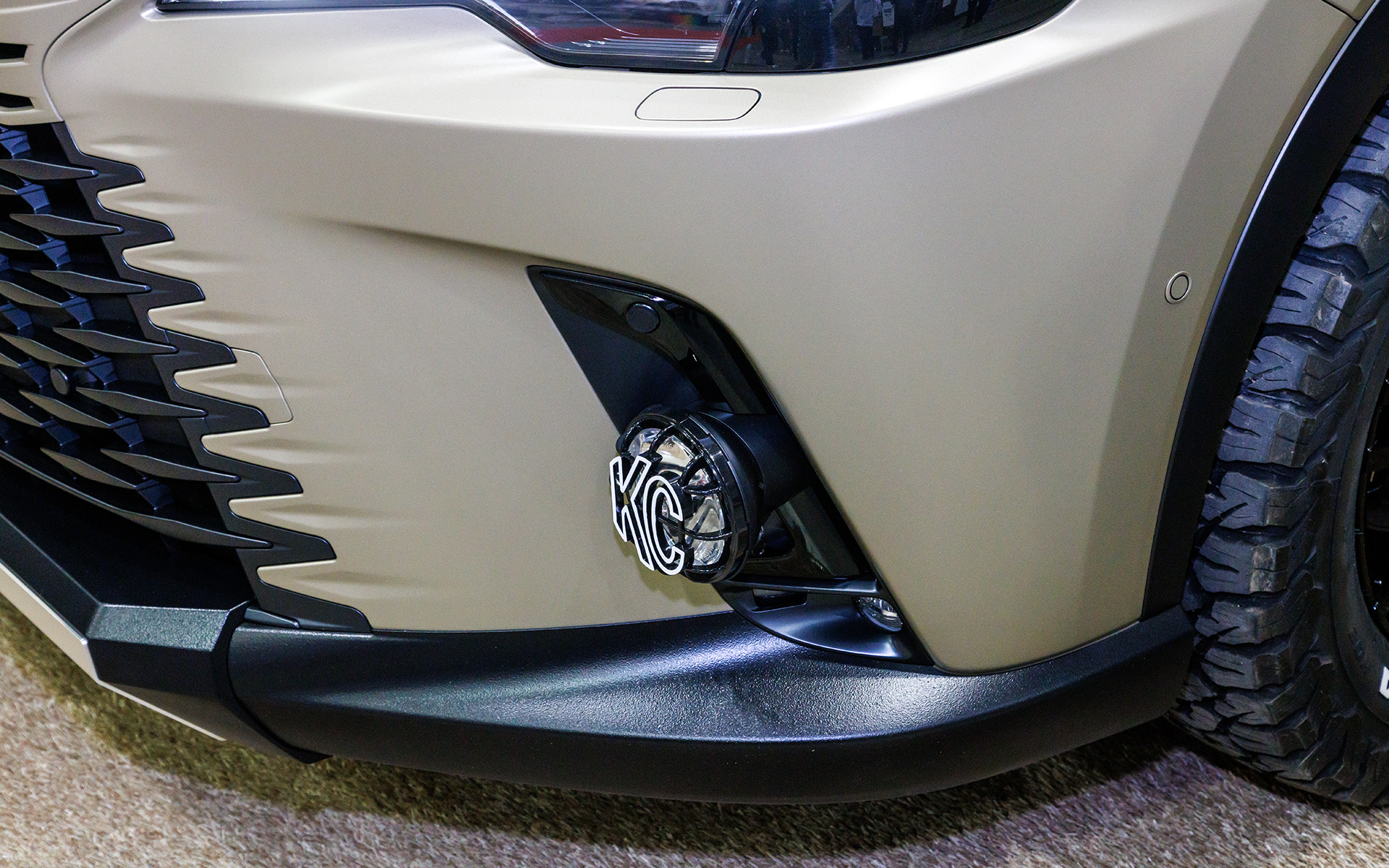 フォグランプの装着とともにボディ下部には耐ピッチング性の高い塗装が施される