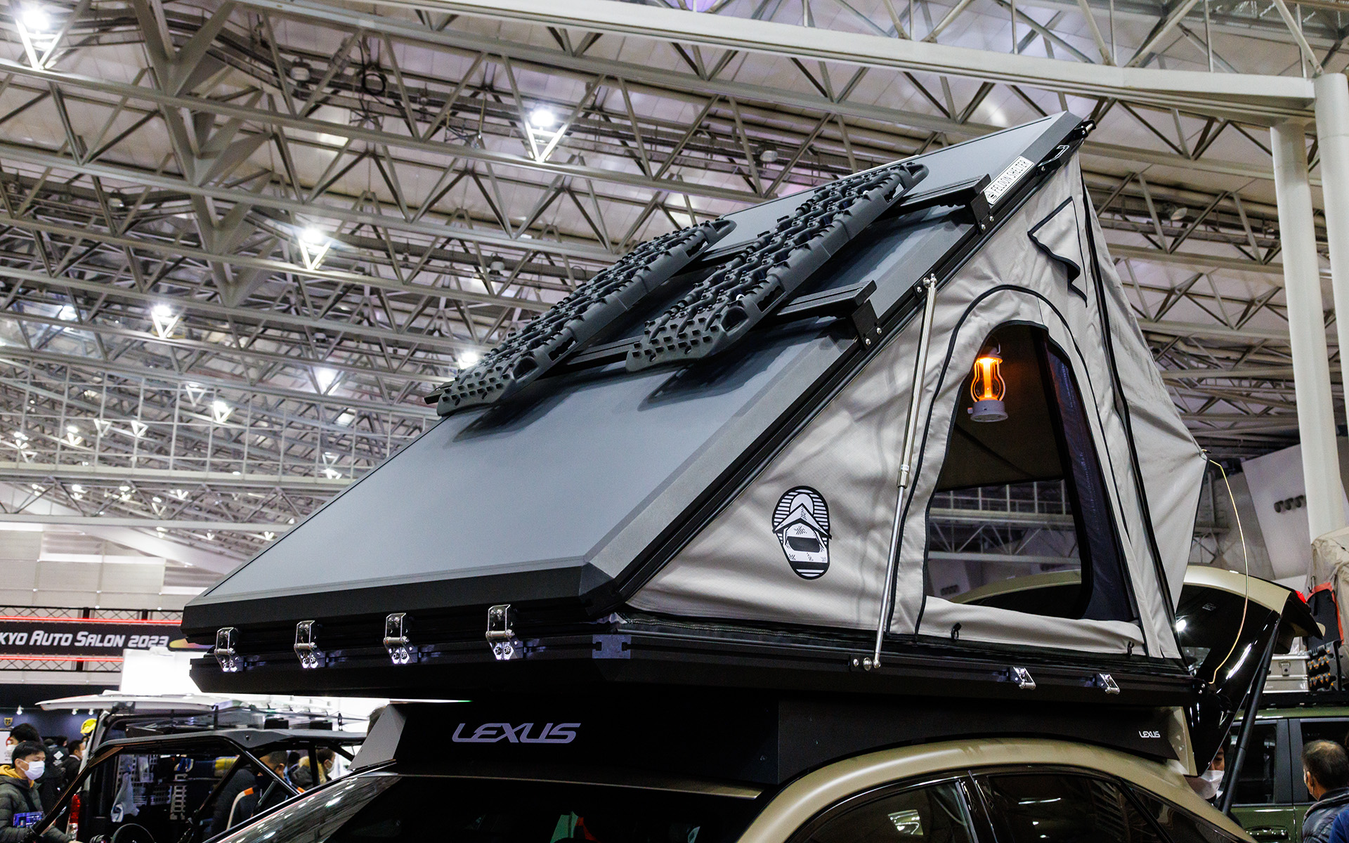 専用ベースキャリアを使いルーフトップテントを装着