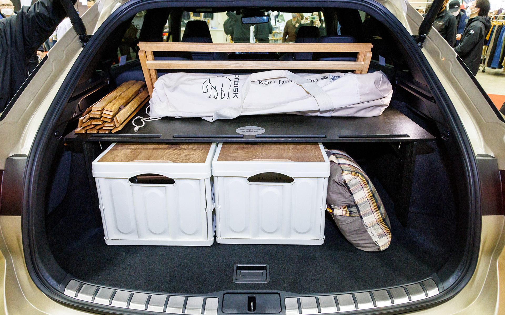 ラゲッジにはカーボンを再利用したラックを用意