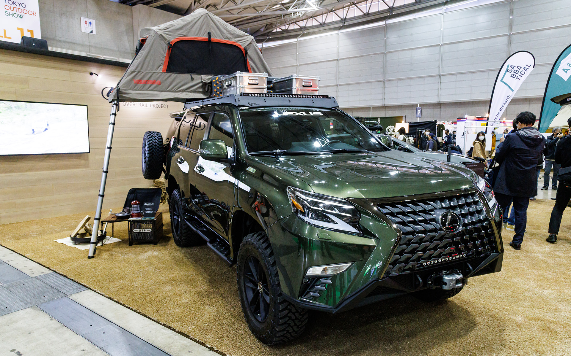 こちらもルーフトップテントを装着