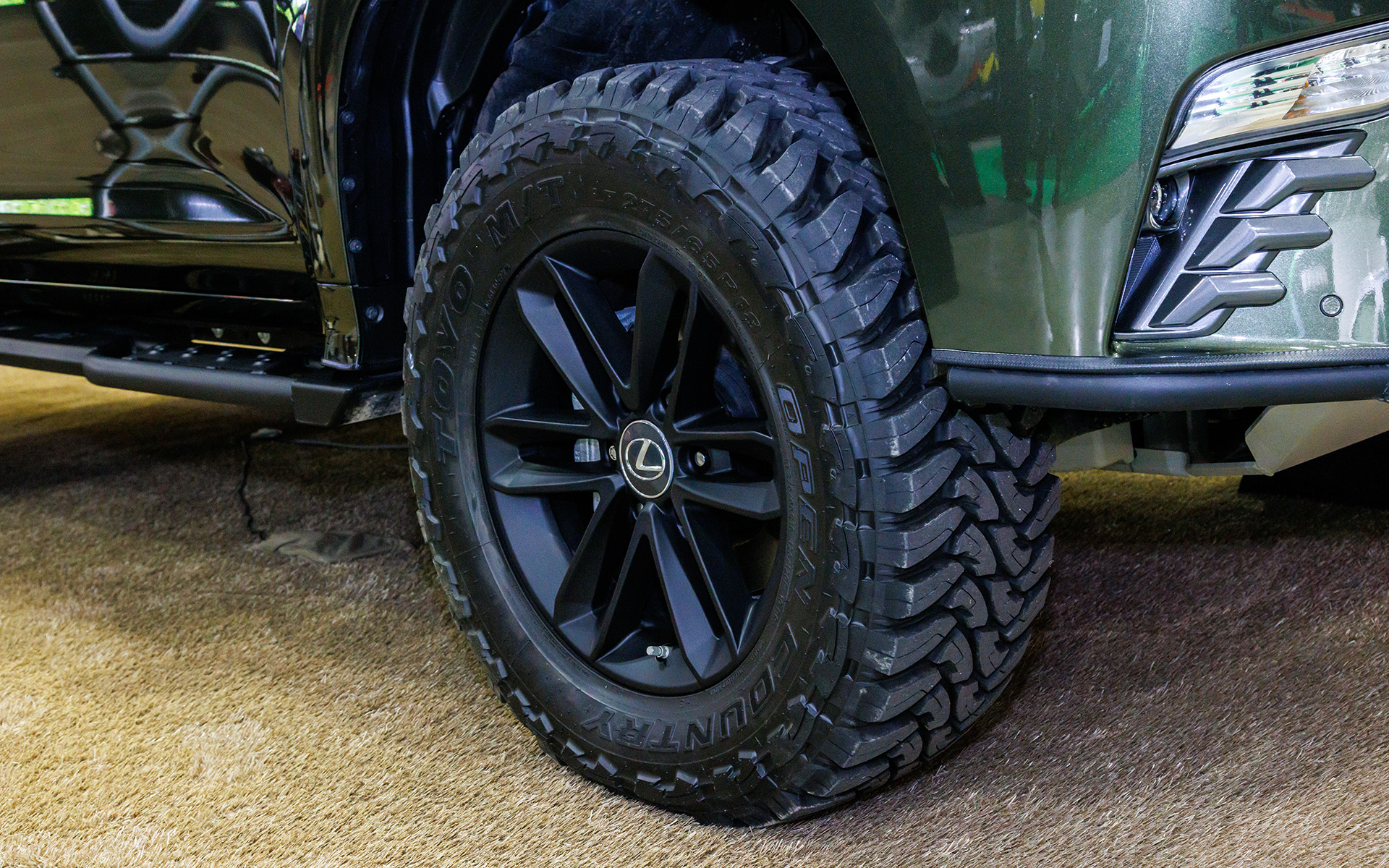 タイヤはTOYO TIRE「オープンカントリーM/T」。サイズは275/65R18