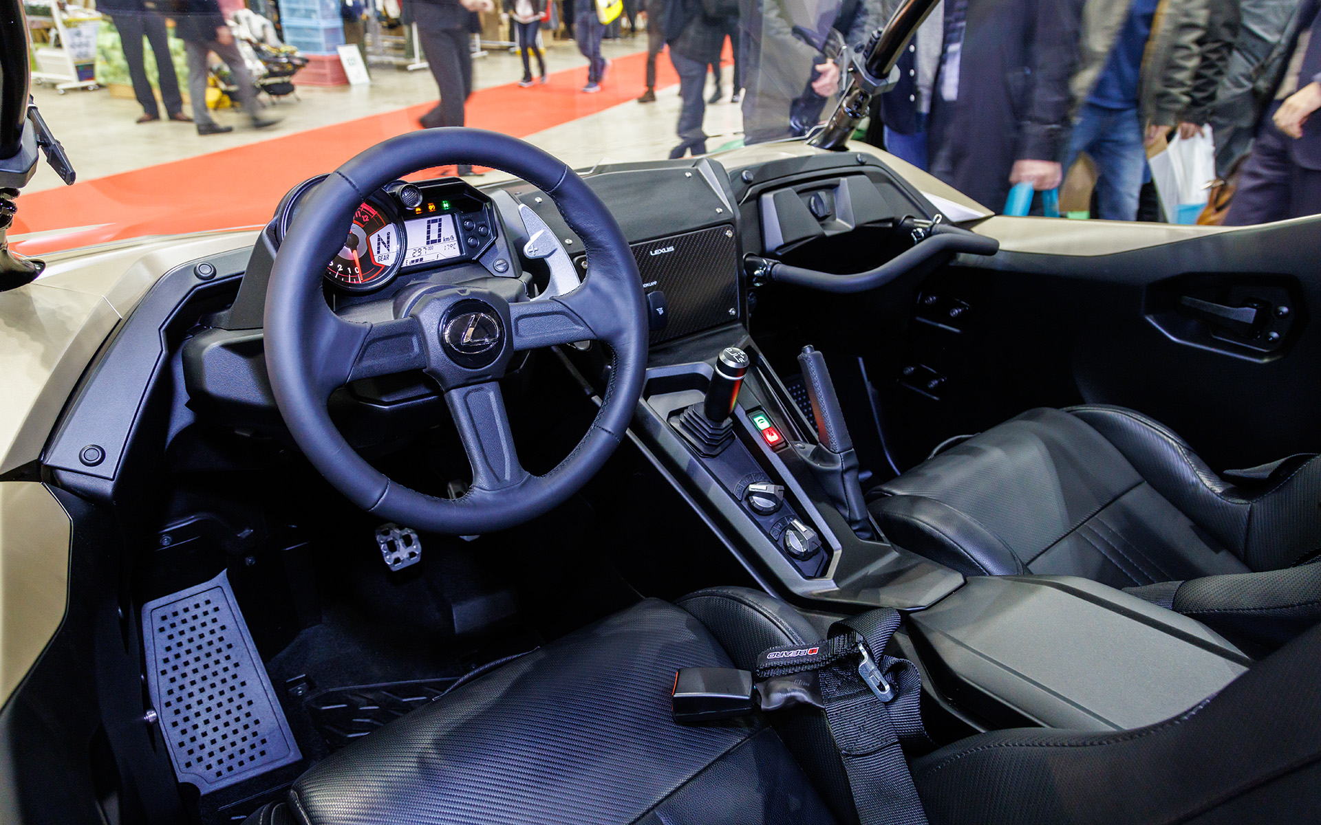 操作系には本革巻ステアリングや専用シフトノブを装着