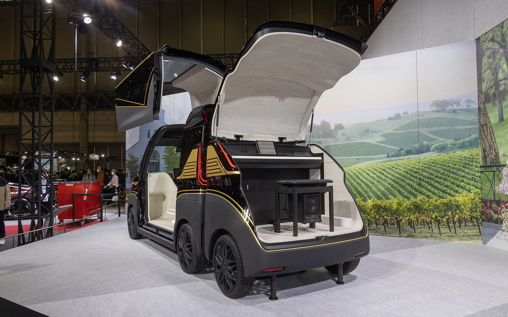 トレーラーには電子ピアノが搭載されている