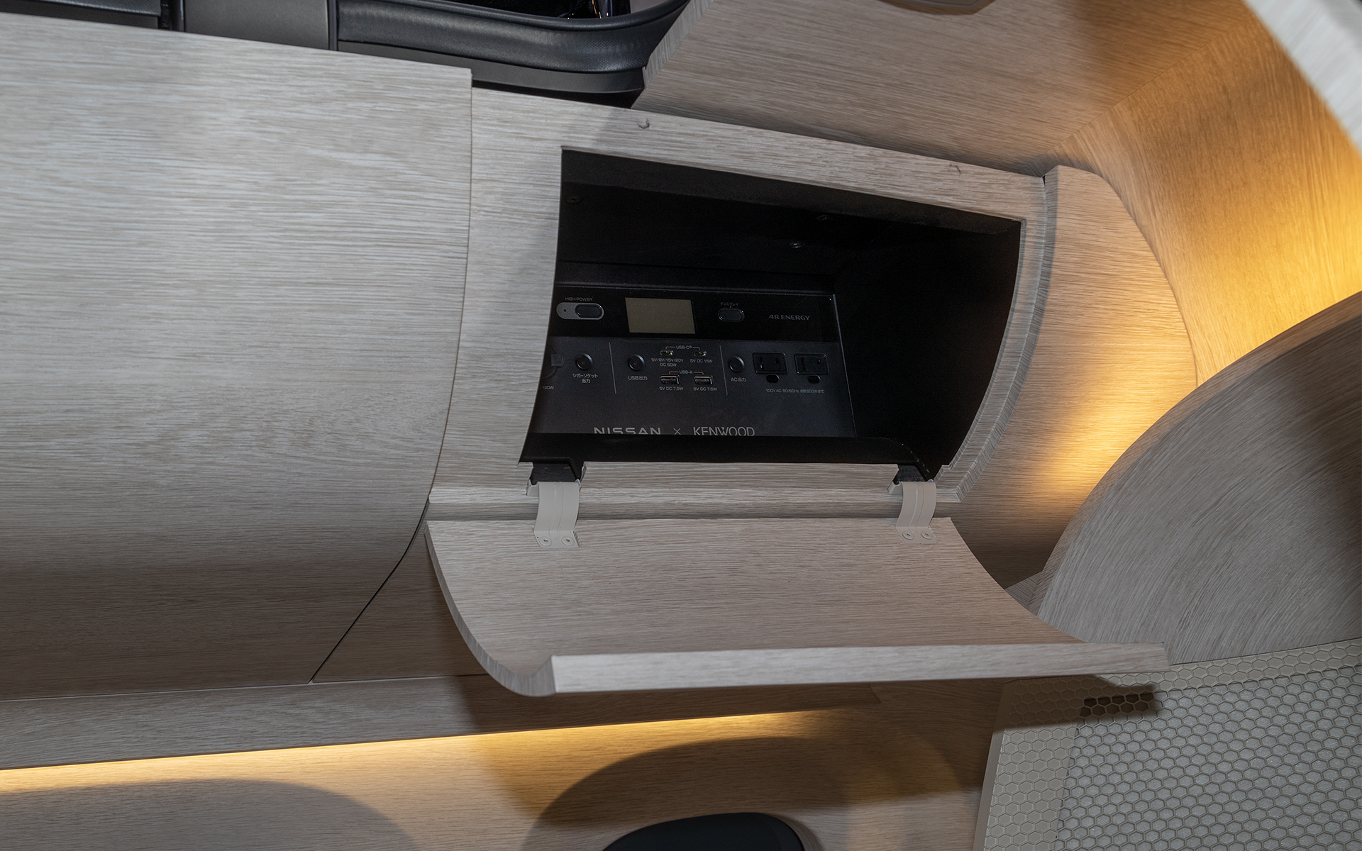 天井収納のデザインも旅客機風。ここにはリーフのバッテリを再利用して作ったポータブルバッテリを搭載