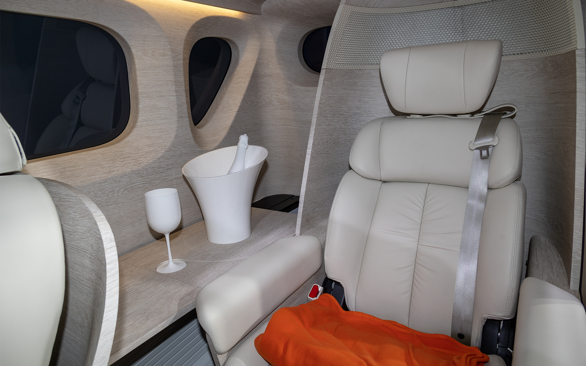 テーブルをスライドさせると冷蔵庫が設置されている。これもポータブルバッテリで駆動