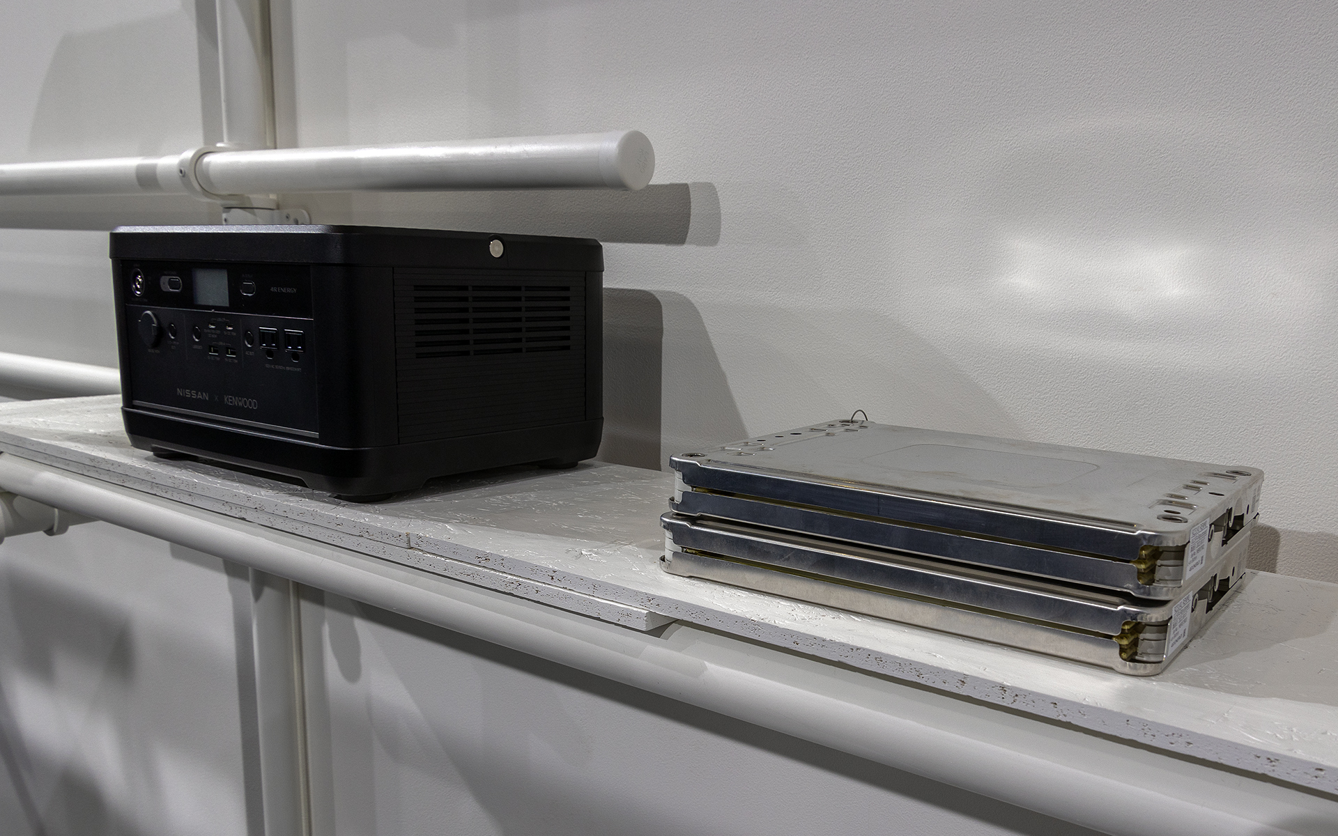 大きさの比較。容量は630Wh、出力は600W。前出のROOX SUITE CONCEPTに搭載されていたポータブルバッテリもこれだ