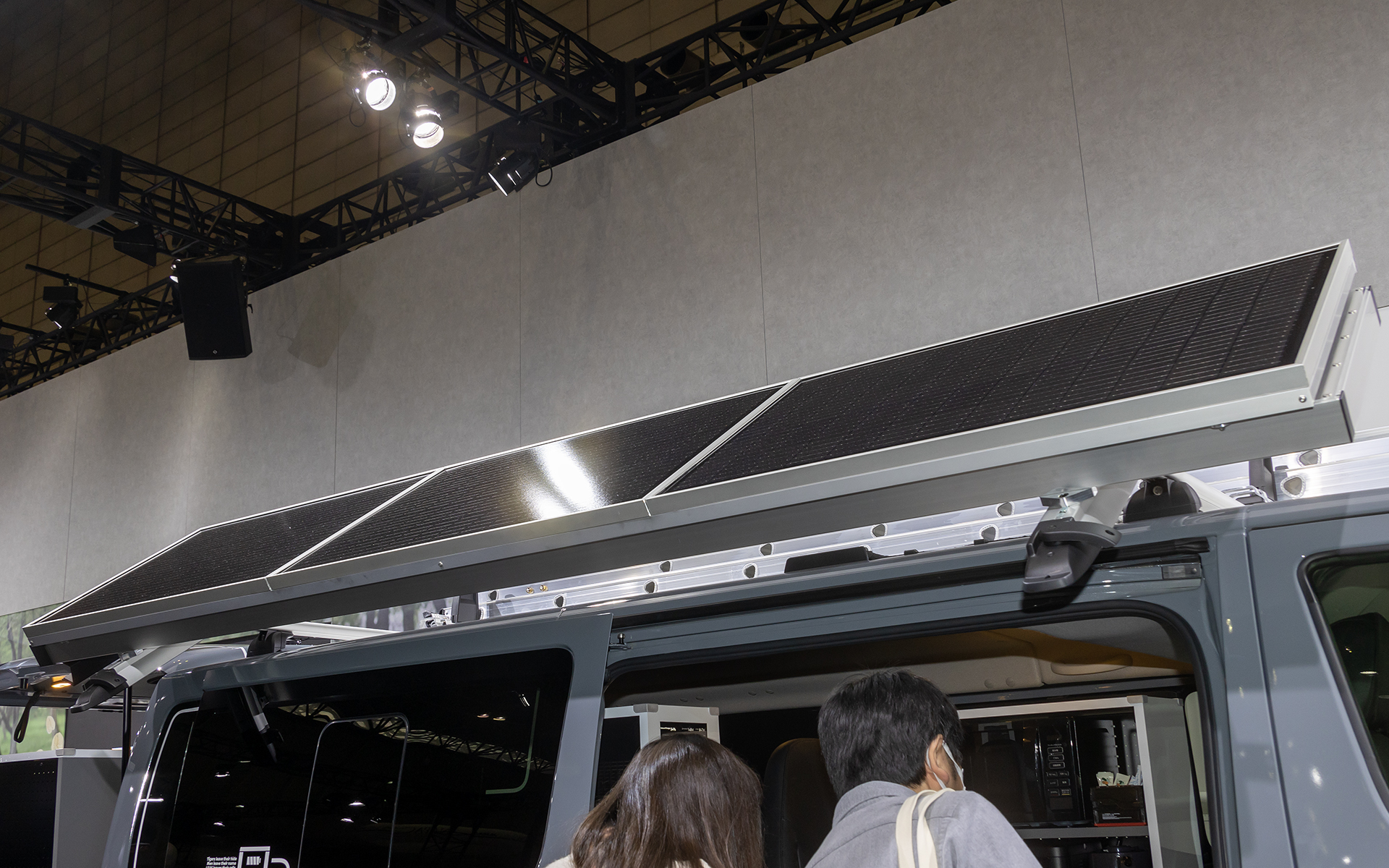 ルーフには大型の太陽光パネルがつく