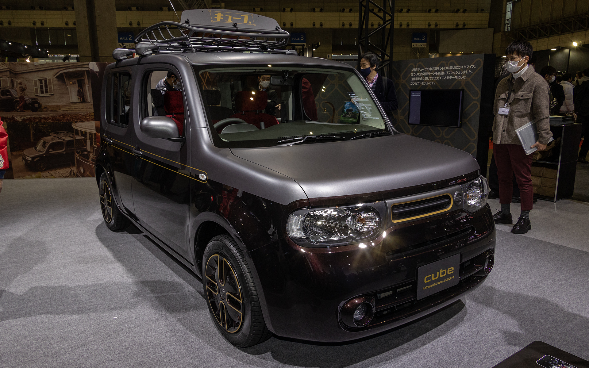 CUBE Refreshed＆Retoro CONCEPT。ボディカラーの塗り分けは路面電車をイメージしたもの。下部は純正色で上部はラッピング