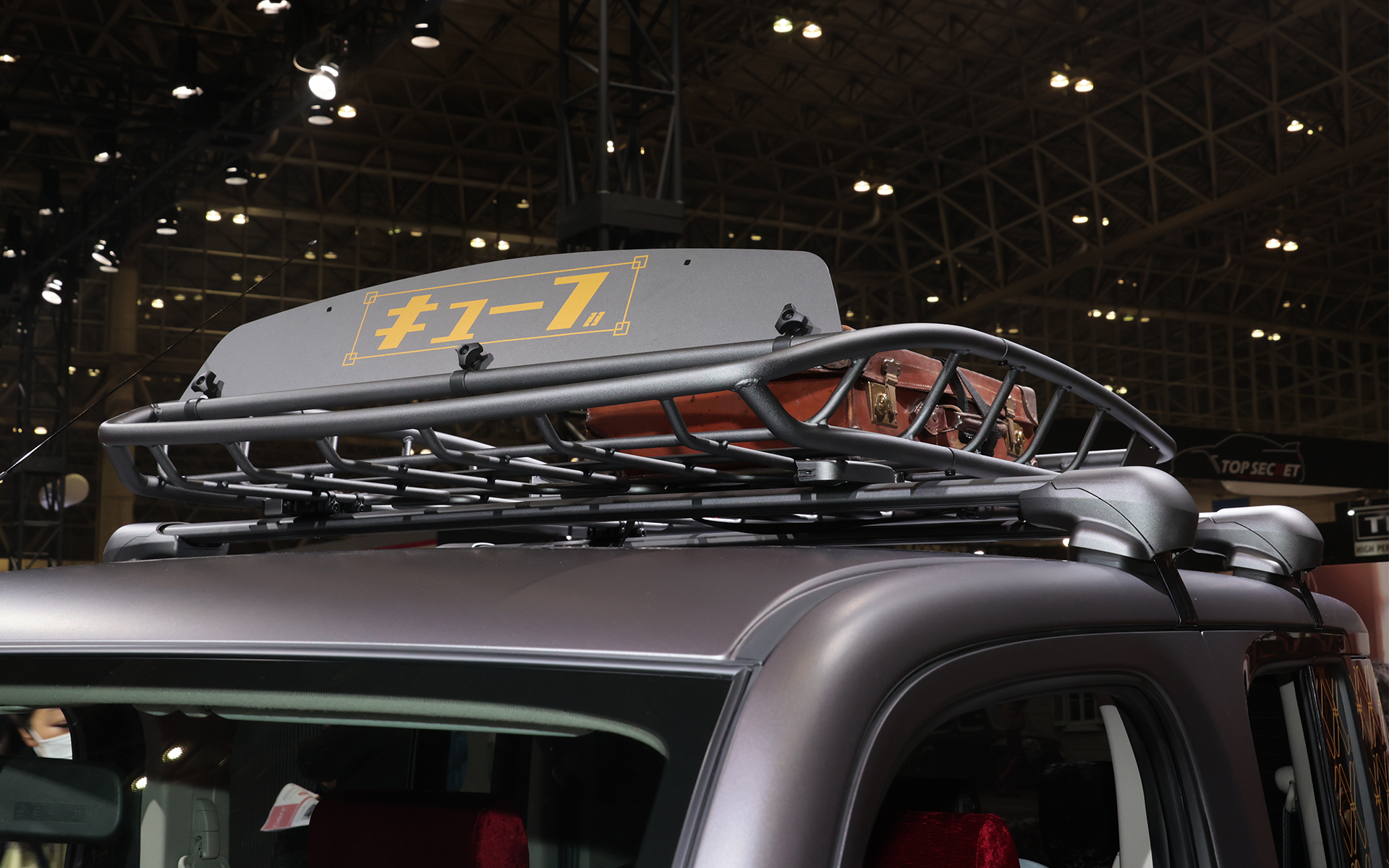 ルーフキャリアはパンタグラフをイメージ。フロントにはレトロな感じの車名入りパネルがつく