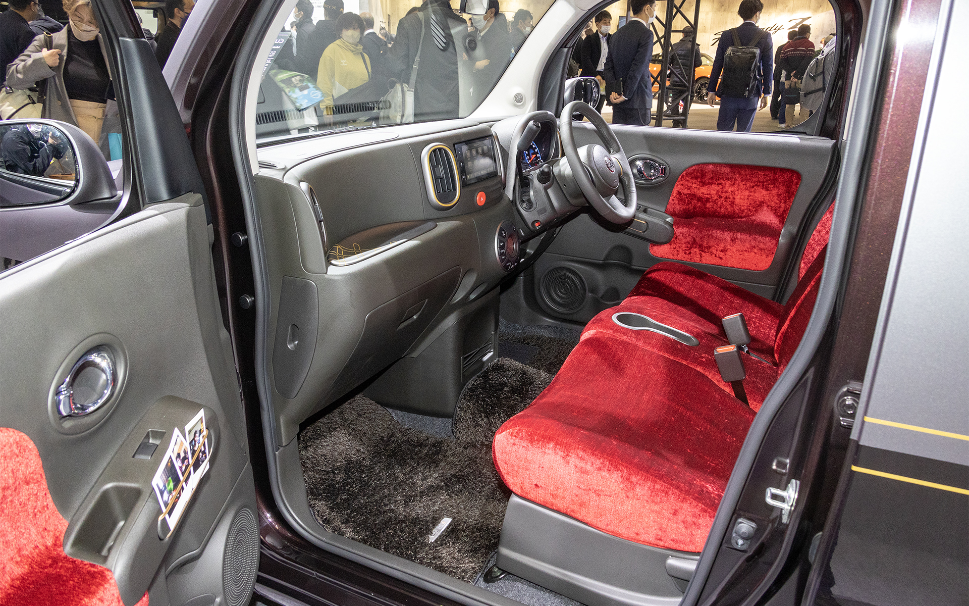 インテリアは喫茶店の店内をイメージ。シートカバーはレトロ感のあるベロア生地