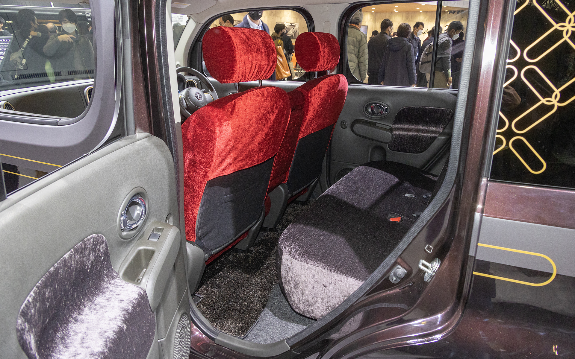 インテリアは喫茶店の店内をイメージ。シートカバーはレトロ感のあるベロア生地