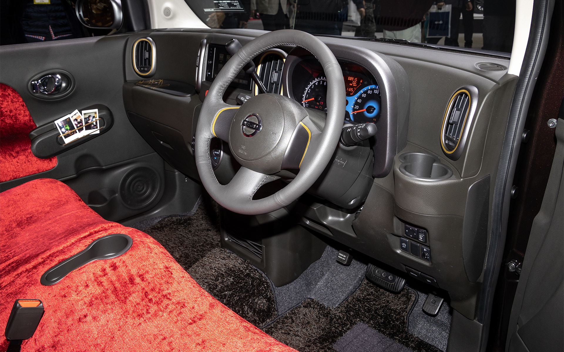 インパネまわりのカラーは落ち着いた色に変更される