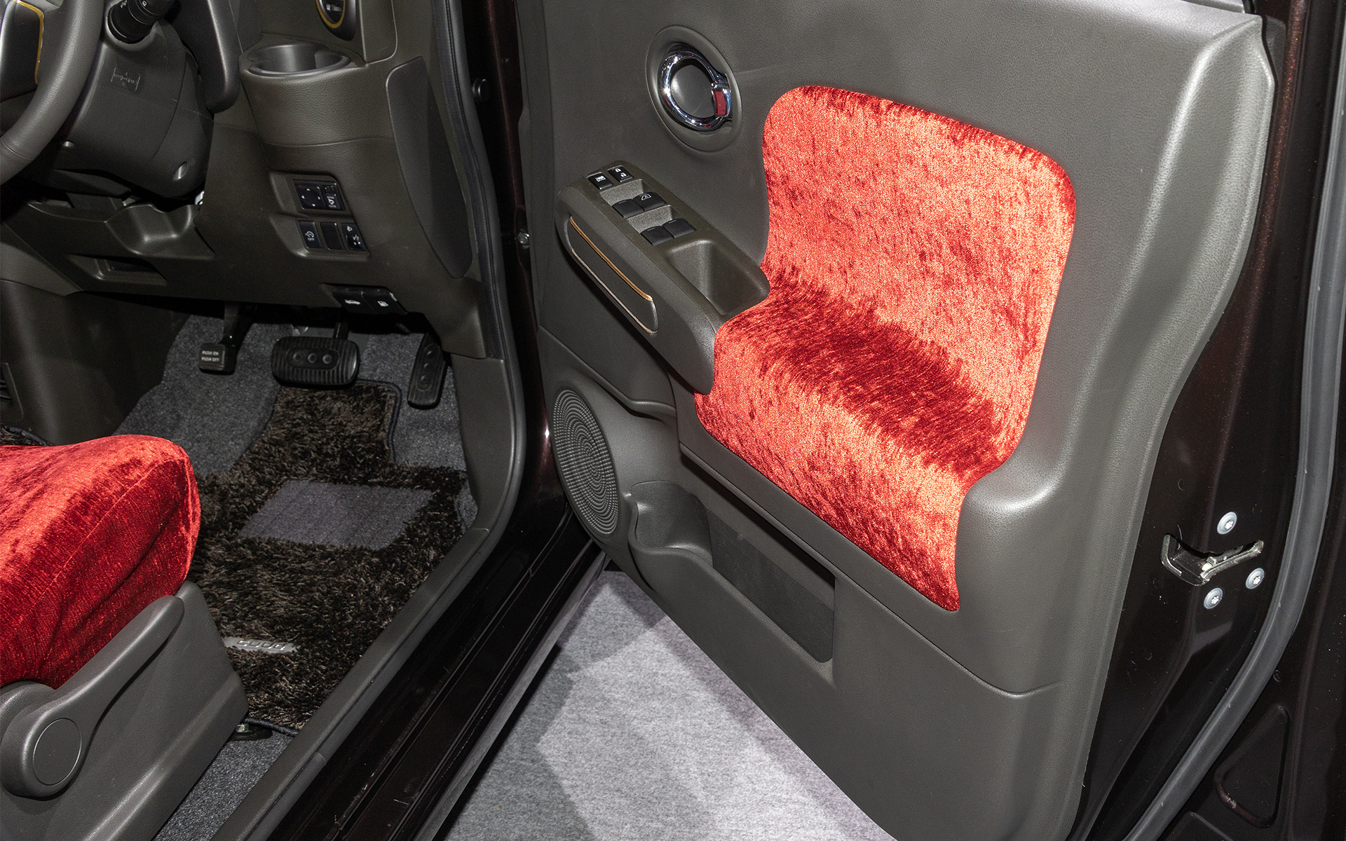 ドアトリムにもベロア生地が使われる