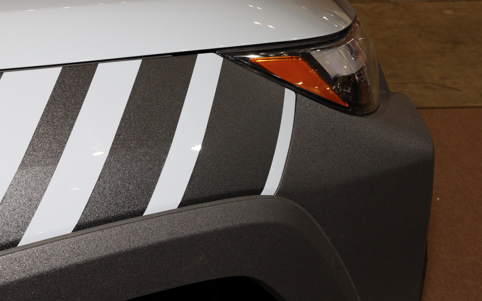 フロントフェンダーにはゴリゴリブラックと似たテイストのシートでストライプを配置している