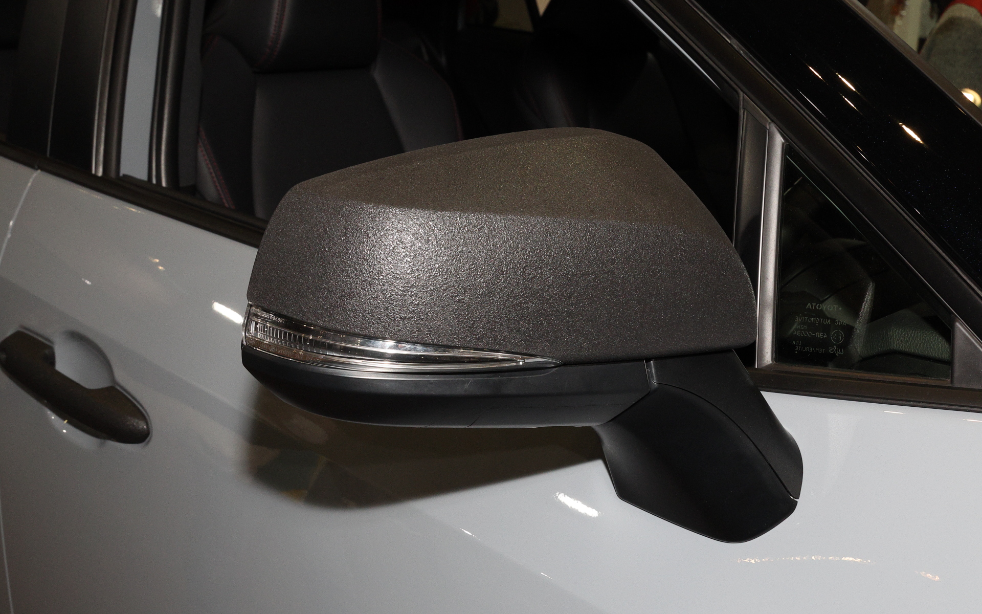 写真のドアミラーカバーをはじめGORI GORI BLACK塗装の外装パーツの多くは単体でも購入可能なので、既存のユーザーでも気軽にカスタマイズを楽しめる