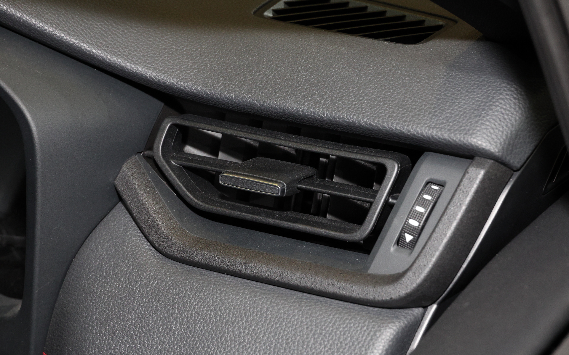 内装にもGORI GORI BLACK塗装が随所に施されている