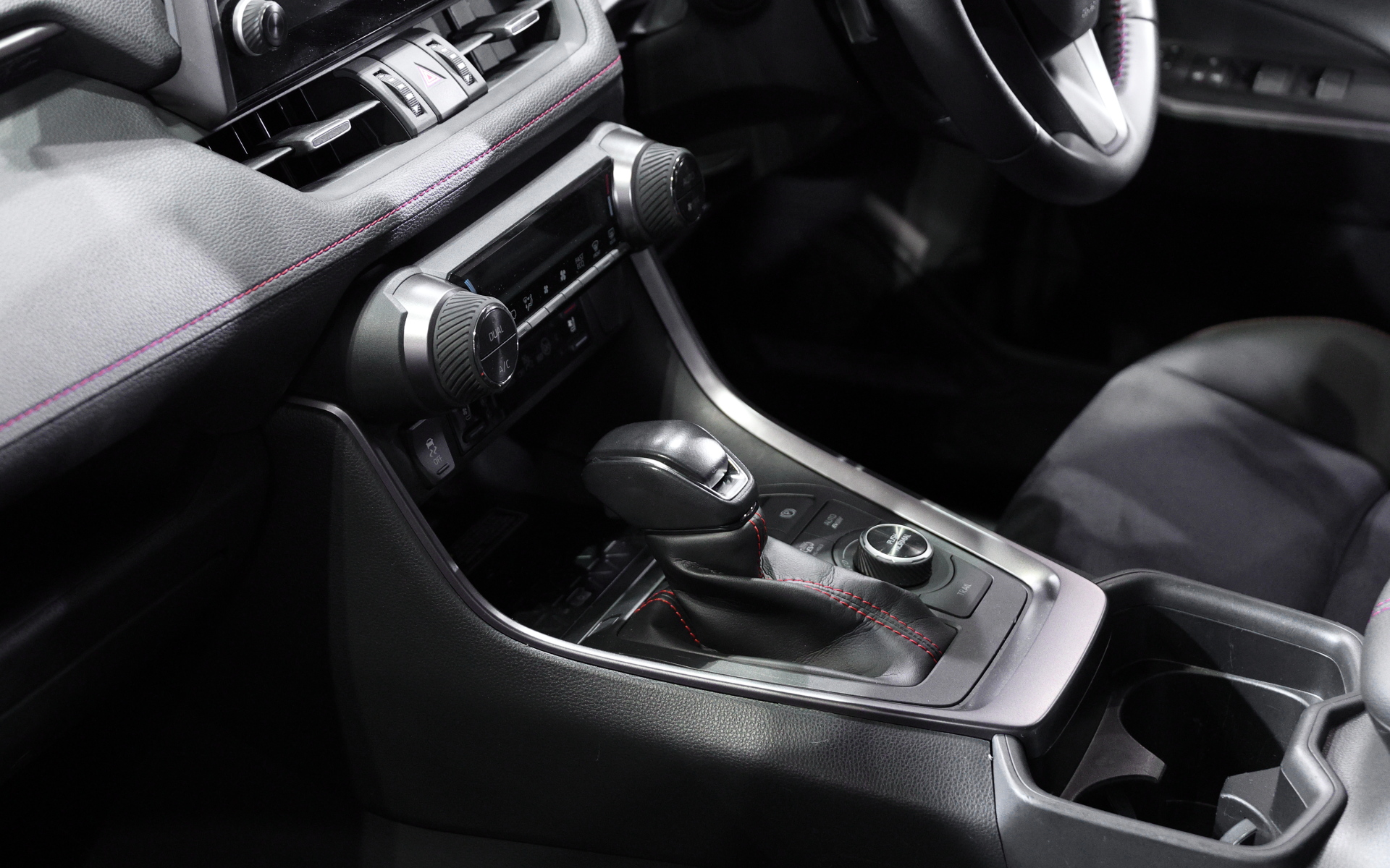 室内のメタリック調の加飾は展示されたカスタマイズカーのオリジナル仕様