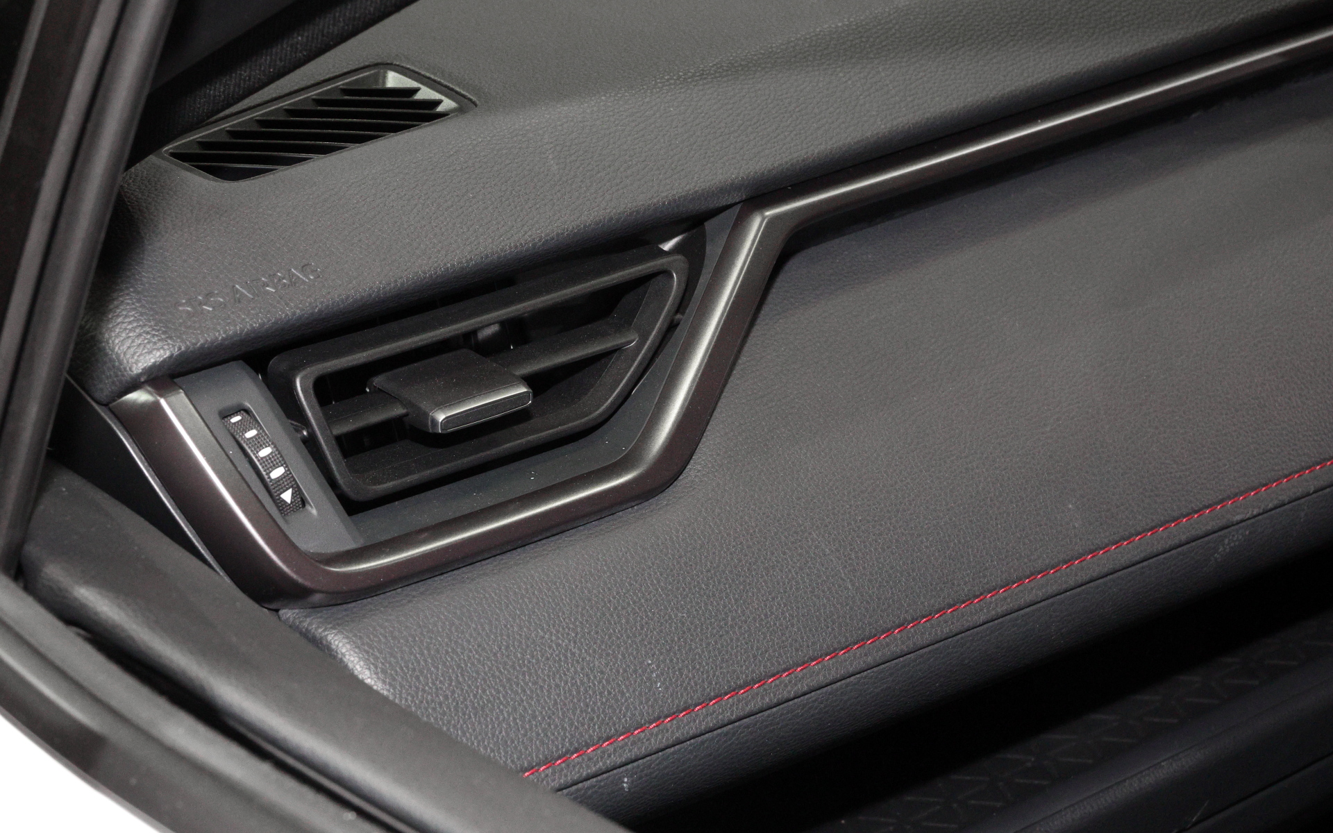 室内のメタリック調の加飾は展示されたカスタマイズカーのオリジナル仕様